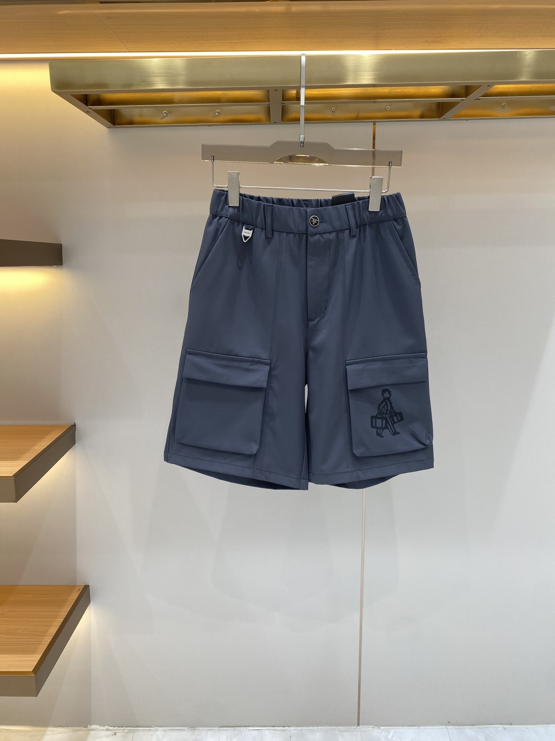 NO:949575,'Pu Jia' 2026 spring and summer new casual shorts!  On sale simultaneously on the official website. Customized brand classic LOGO, customized fabrics, excellent comfort, strong touch. Highly recognizable, perfect appearance and craftsmanship. Sizes M-3XL, prada, shorts,19860909《普家》 2026春夏新款休闲短裤！官网同步发售.定制品牌经典LOGO,定制面料,舒适度极好,手触感强烈.辨识度极高,完美品相工艺. 尺码M-3XL,,prada,shorts,,Men's clothing