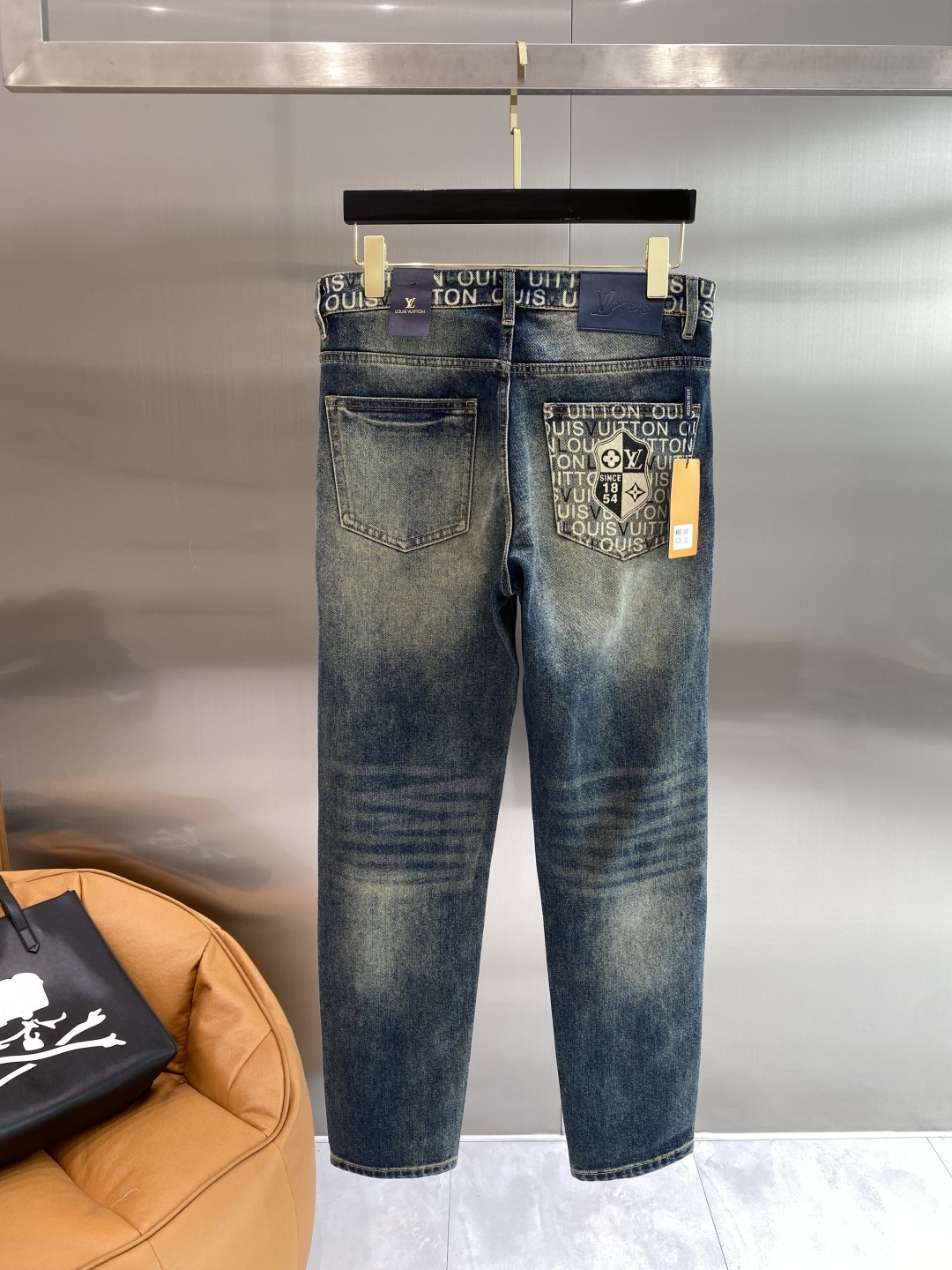 NO:948530,'Donkey Family' 2026 heavy-duty washed casual jeans, imported original washed stretch fabric, comfortable and elastic, unique design, super correct fit, comfortable and breathable, extremely high grade, counter quality, handsome upper body, size 29-36, next day,, louis vuitton, louis vuitton, jeans,19860909《驴家》 2026重工水洗休闲牛仔裤,进口原版水洗弹力面料,舒适有弹性,独特设计,版型超正,舒适透气,档次极高,专柜品质,上身帅气十足,码数29-36隔天,,louis vuitton,louis vuitton,jeans,,Men's clothing