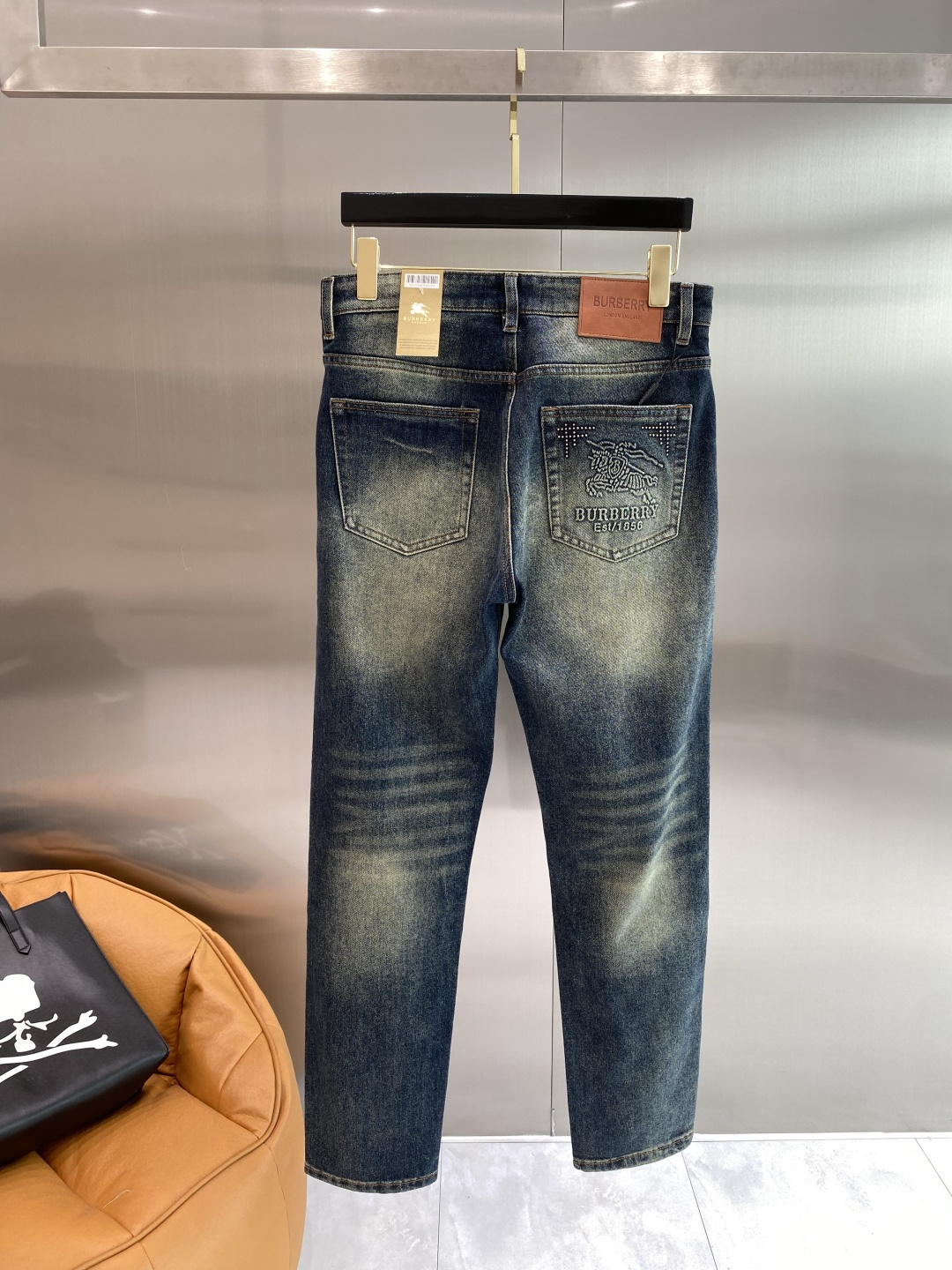 NO:948564,'Bajia' 2026 heavy-duty washed casual jeans, imported original washed stretch fabric, comfortable and elastic, unique design, super correct fit, comfortable and breathable, extremely high grade, counter quality, handsome upper body, size 29-36, next day, burberry, jeans,19860909《巴家》 2026重工水洗休闲牛仔裤,进口原版水洗弹力面料,舒适有弹性,独特设计,版型超正,舒适透气,档次极高,专柜品质,上身帅气十足,码数29-36隔天,,burberry,jeans,,Men's clothing