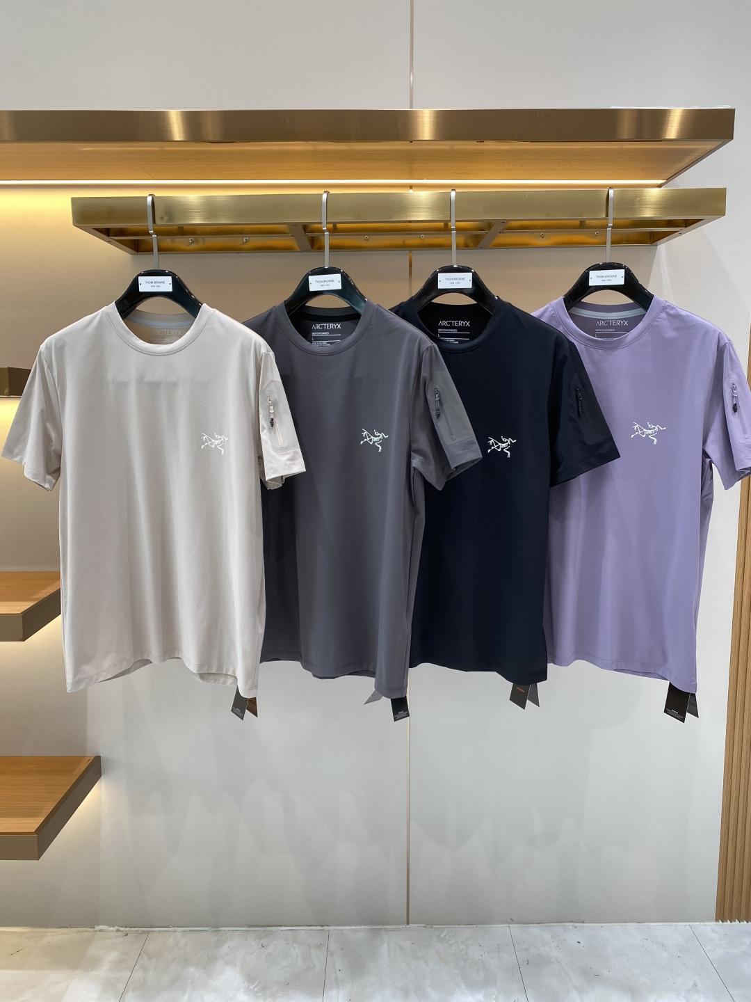 NO:948588,'Bird House' 2026 new launch counter latest short-sleeved round neck T-shirt, high-end custom design, avant-garde and fashionable!  Process design: high-end customized fabrics. Soft to the touch. Comfortable to wear. Counter-level exquisite stitching. Fine workmanship. The upper body effect is incomparably handsome!  A must-have item for a stylish man!  Size M-3XL next day, jil sander, T-shirt, tees, t-shirt,19860909《鸟家》 2026新款首发专柜最新款短袖圆领T恤 高端订制 设计前卫时尚！工艺设计 高端定制面料.手感柔软.穿着舒适.专柜级别精致车线.做工精细.上身效果无敌帅气！型男必备单品！码数M-3XL 隔天,,jil sander,T-shirt,tees，t-shirt,,Men's clothing