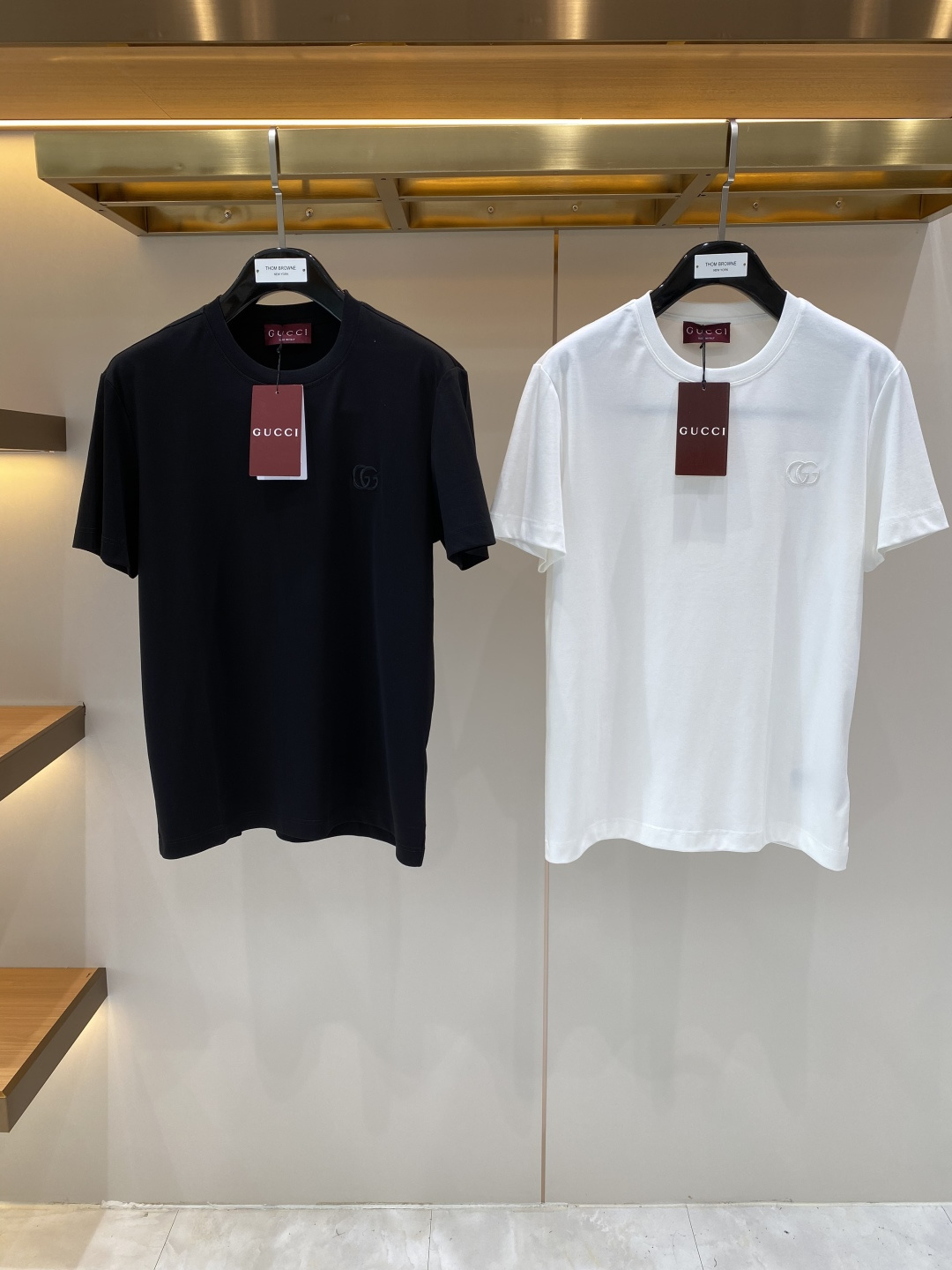 NO:948600,'Gujia' 2026 new launch counter latest short-sleeved round neck T-shirt, high-end custom design, avant-garde and fashionable!  Process design: high-end customized fabrics. Soft to the touch. Comfortable to wear. Counter-level exquisite stitching. Fine workmanship. The upper body effect is incomparably handsome!  A must-have item for a stylish man!  Size M-3XL next day,,gucci,T-shirt,tees,t-shirt,19860909《古家》 2026新款首发专柜最新款短袖圆领T恤 高端订制 设计前卫时尚！工艺设计 高端定制面料.手感柔软.穿着舒适.专柜级别精致车线.做工精细.上身效果无敌帅气！型男必备单品！码数M-3XL 隔天,,gucci,T-shirt,tees，t-shirt,,Men's clothing