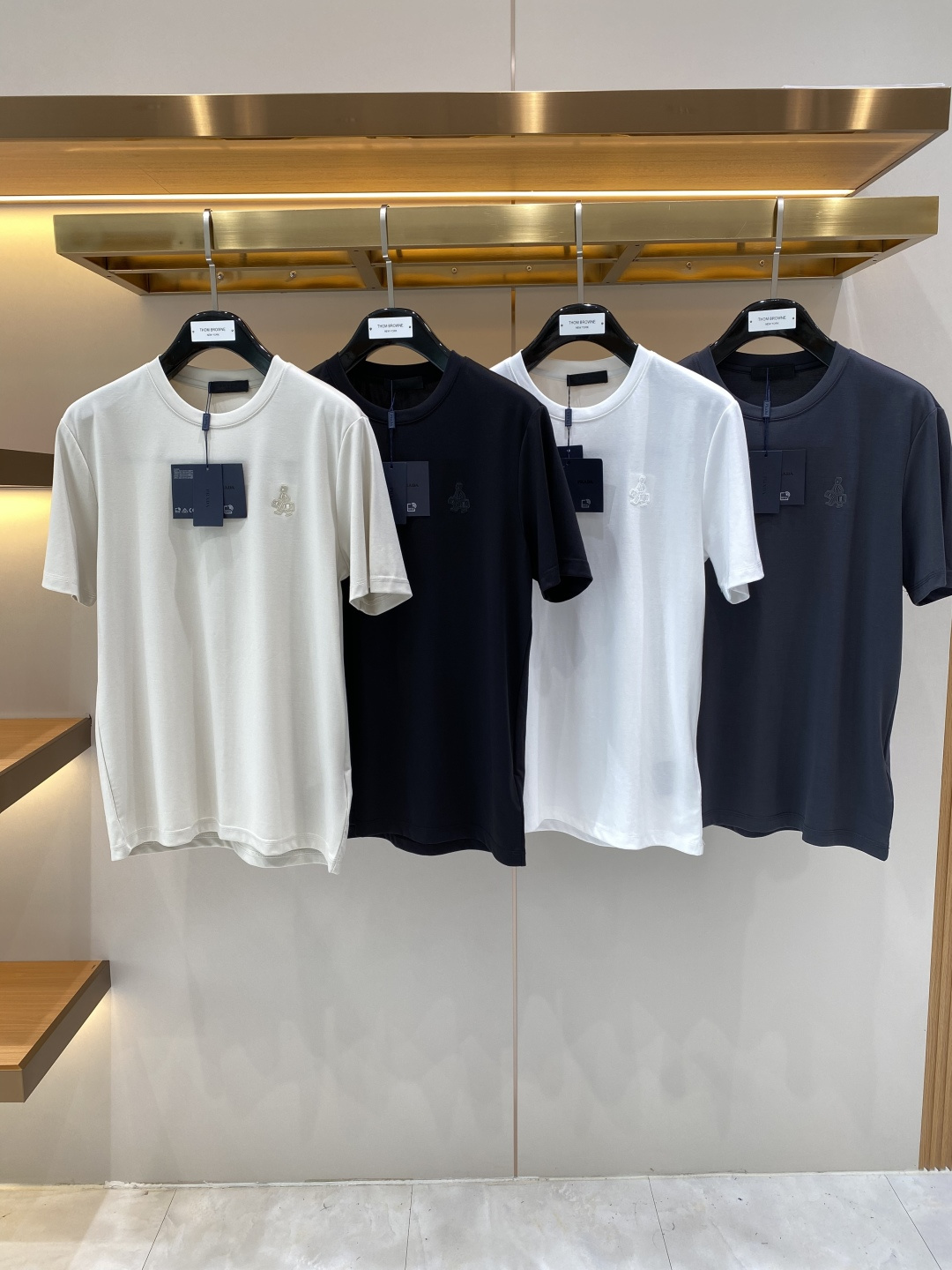 NO:948623,'Pujia' 2026 new launch counter latest short-sleeved round neck T-shirt, high-end custom design, avant-garde and fashionable!  Process design: high-end customized fabrics. Soft to the touch. Comfortable to wear. Counter-level exquisite stitching. Fine workmanship. The upper body effect is incomparably handsome!  A must-have item for a stylish man!  Size M-3XL next day, prada, T-shirt, tees, t-shirt,19860909《普家》 2026新款首发专柜最新款短袖圆领T恤 高端订制 设计前卫时尚！工艺设计 高端定制面料.手感柔软.穿着舒适.专柜级别精致车线.做工精细.上身效果无敌帅气！型男必备单品！码数M-3XL 隔天,,prada,T-shirt,tees，t-shirt,,Men's clothing