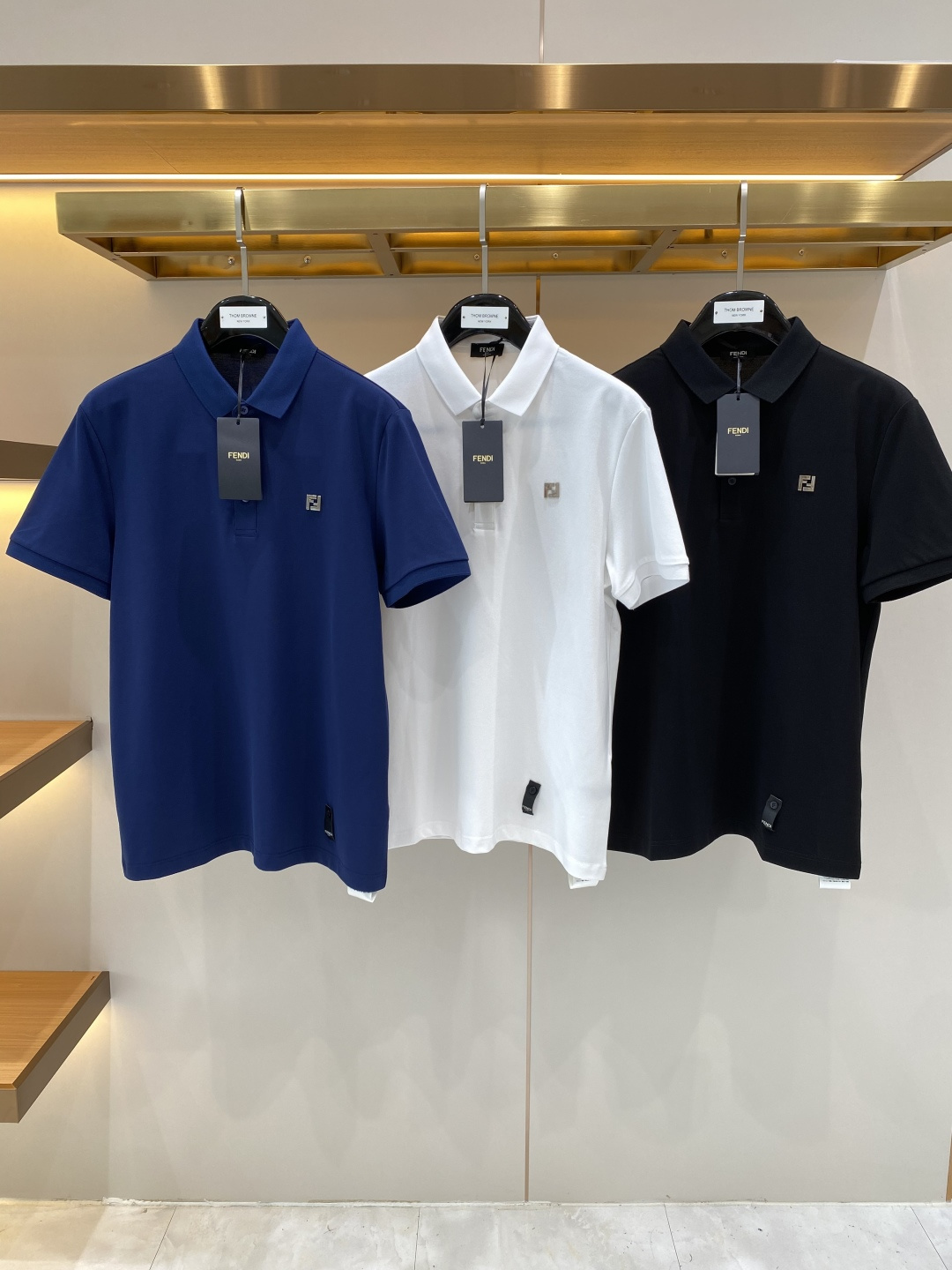 NO:948638,'Fenjia' 2026 Men's Business Casual Solid Color Lapel Short-Sleeved POLO Shirt #Customers provide imported pique cotton fabrics, selected high-quality long-staple cotton raw materials, the fabric properties are all superior, the mesh structure is fine and natural, after washing, the texture becomes more friendly, both comfort and breathability are perfect, the tactile experience is self-evident, POLO shirt size M-3XL next day,, fendi, T-shirt,19860909《芬家》 2026男士商务休闲纯色翻领短袖POLO衫#客供进口珠地棉面料,甄选上等长绒棉花原料,面料属性皆为上乘,网眼结构细腻自然,经过水洗后,肌理变得更具亲和力,舒适性与透气性完美兼备,触感体验不言而喻,POLO衫 尺码M-3XL隔天,,fendi,T-shirt,,Men's clothing