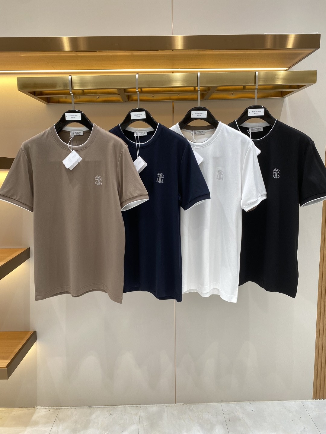 NO:949721,'Blujia' 2026 new launch counter latest short-sleeved round neck T-shirt, high-end custom design, avant-garde and fashionable!  Hand-painted brand logo process design, high-end customized fabrics. Soft to the touch. Comfortable to wear. Counter-level exquisite stitching. Fine workmanship. The upper body effect is incomparably handsome!  A must-have item for a stylish man!  Size M-3XL next day, T-shirt, tees, t-shirt,19860909《布鲁家》 2026新款首发专柜最新款短袖圆领T恤 高端订制 设计前卫时尚！手绘品牌logo工艺设计 高端定制面料.手感柔软.穿着舒适.专柜级别精致车线.做工精细.上身效果无敌帅气！型男必备单品！码数M-3XL 隔天,,T-shirt,tees，t-shirt,,Men's clothing