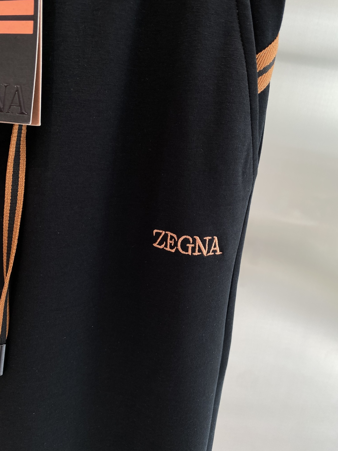 《𝙉𝙚𝙬🖤❤️杰尼家》 2026专柜新品大爆款高端休闲裤松紧裤！奢华品牌logo重工艺点缀 随意进出专柜，高端男士必备！