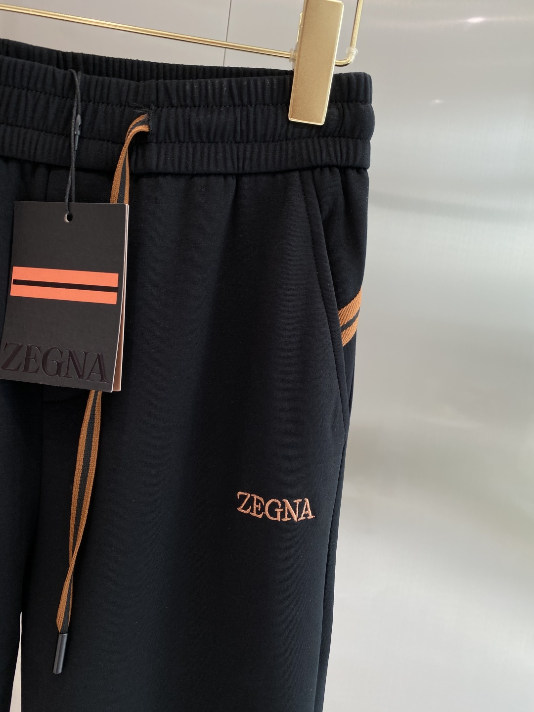 《𝙉𝙚𝙬🖤❤️杰尼家》 2026专柜新品大爆款高端休闲裤松紧裤！奢华品牌logo重工艺点缀 随意进出专柜，高端男士必备！