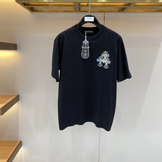 《𝙉𝙚𝙬🖤❤️克家》 2026新款首发专柜最新款短袖圆领T恤 高端订制 设计前卫时尚!手绘品牌logo工艺设计 高端定制 《𝙉𝙚𝙬🖤❤️克家》 2026新款首发专柜最新款短袖圆领T恤 高端订制 设计前卫时尚!手绘品牌logo工艺设计 高端定制