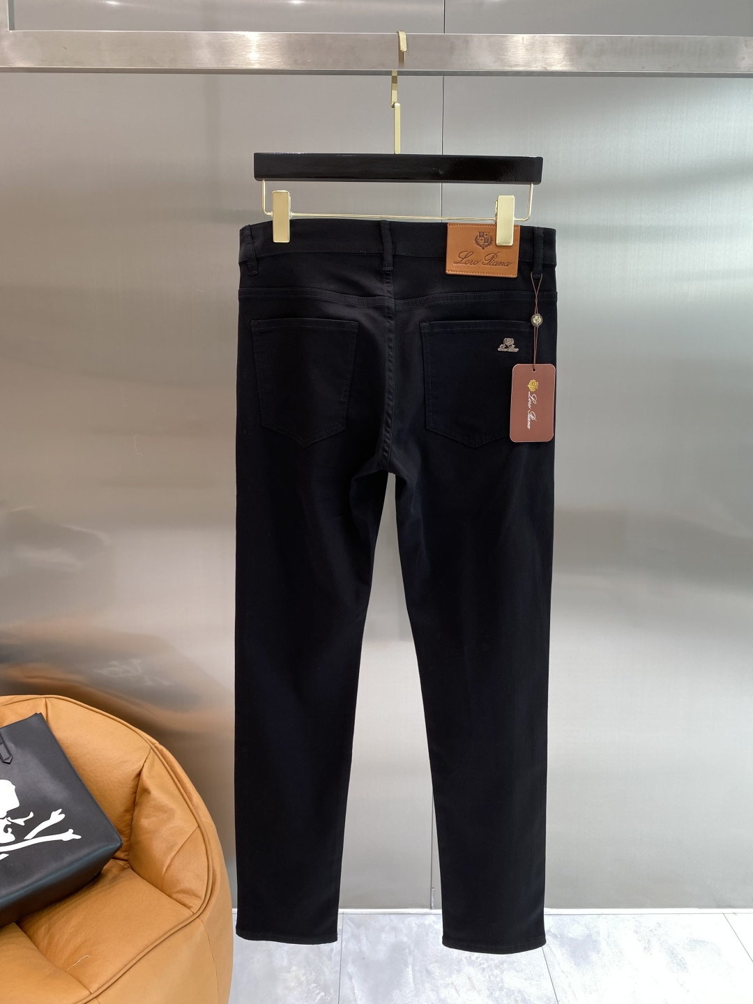 NO:953085,'LP Home' 2026 latest jeans, best-selling counters, shared taste and value, very comfortable to wear, low-key yet luxurious, very classy to wear, and the trousers style and cut are needless to say. The upper body is exquisite and vivid. Really first-class and top-quality materials. Really top-level casual pants, using Turkish cotton. The most famous denim fabric is produced with outstanding quality. After heavy washing, the pants are very soft. The straight-leg version is not picky. The upper body is absolutely stylish.  Extremely luxurious!  Size 29-36 next day,,loro piana,jeans,19860909《LP家》 2026最新品牛仔裤 专柜热销款 品味与价值共享 身穿着非常舒适 低调不失奢华 穿出去非常有档次,裤型款式和裁剪亦无需多言 上身精致跃然.真正一等一顶级质料 真正殿堂级的休闲裤,选用土耳其的棉花 生产出最有名的单宁布品质卓然 经过重水洗使得裤子很柔软 直脚的版型 不挑人 上身绝对的有型 极度奢华！码数29-36隔天,,loro piana,jeans,,Men's clothing