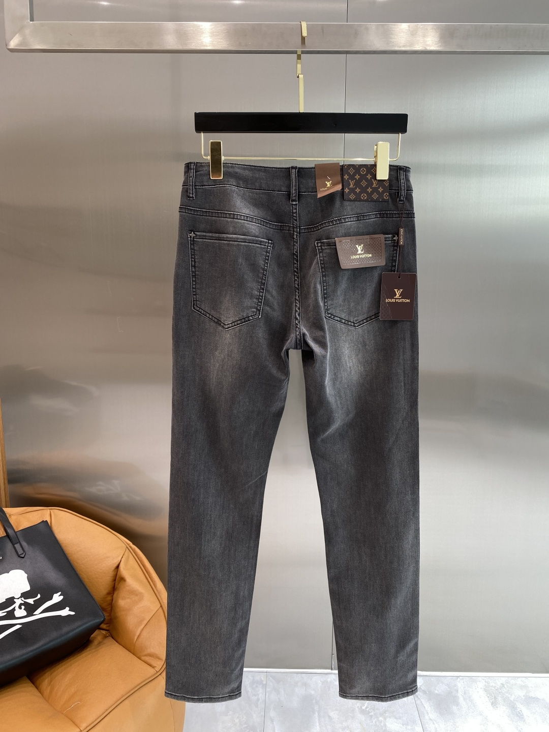 NO:953094,'Donkey Family' 2026 latest jeans, best-selling counters, shared taste and value, very comfortable to wear, low-key yet luxurious, very classy to wear, and the trousers style and cut are needless to say. The upper body is exquisite and vivid. Really first-class and top-quality materials. Really top-level casual pants, using Turkish cotton. The most famous denim fabric is produced with outstanding quality. After heavy washing, the pants are very soft. The straight-leg version is not picky. The upper body is absolutely stylish.  Extremely luxurious!  Code number 29-36 next day,,louis vuitton,louis vuitton,jeans,19860909《驴家》 2026最新品牛仔裤 专柜热销款 品味与价值共享 身穿着非常舒适 低调不失奢华 穿出去非常有档次,裤型款式和裁剪亦无需多言 上身精致跃然.真正一等一顶级质料 真正殿堂级的休闲裤,选用土耳其的棉花 生产出最有名的单宁布品质卓然 经过重水洗使得裤子很柔软 直脚的版型 不挑人 上身绝对的有型 极度奢华！码数29-36隔天,,louis vuitton,louis vuitton,jeans,,Men's clothing