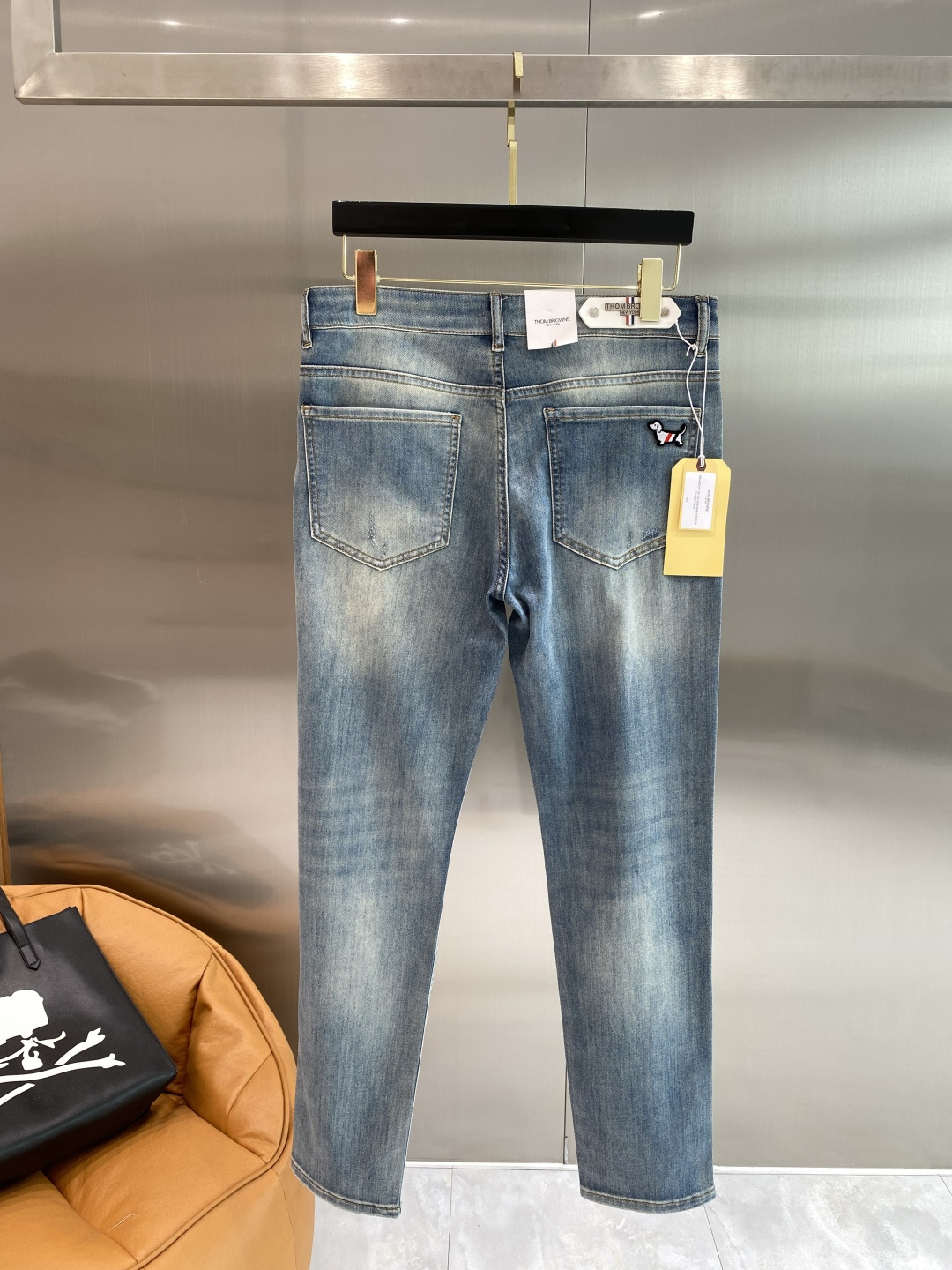 NO:953106,'TB Home' 2026 latest jeans, best-selling counters, shared taste and value, very comfortable to wear, low-key yet luxurious, very classy to wear, and the trousers style and cut are needless to say. The upper body is exquisite and vivid. Really first-class and top-quality materials. Really top-level casual pants, using Turkish cotton. The most famous denim fabric is produced with outstanding quality. After heavy washing, the pants are very soft. The straight-leg version is not picky. The upper body is absolutely stylish.  Extremely luxurious!  Code number 29-36 next day,,jeans,19860909《TB家》 2026最新品牛仔裤 专柜热销款 品味与价值共享 身穿着非常舒适 低调不失奢华 穿出去非常有档次,裤型款式和裁剪亦无需多言 上身精致跃然.真正一等一顶级质料 真正殿堂级的休闲裤,选用土耳其的棉花 生产出最有名的单宁布品质卓然 经过重水洗使得裤子很柔软 直脚的版型 不挑人 上身绝对的有型 极度奢华！码数29-36隔天,,jeans,,Men's clothing