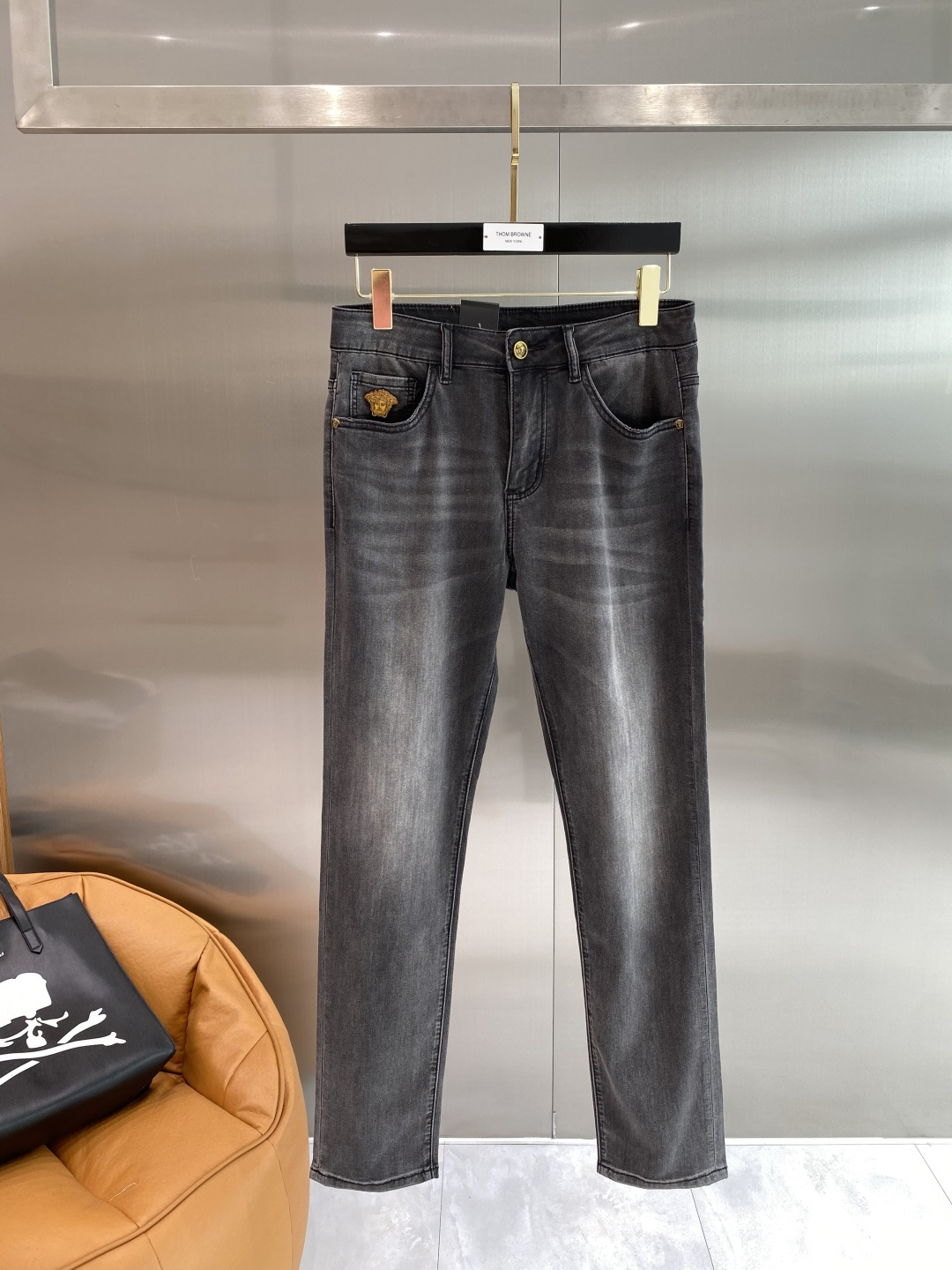 NO:953118,'Fan Family' 2026 latest jeans, best-selling counters, shared taste and value, very comfortable to wear, low-key yet luxurious, very classy to wear, and the trousers style and cut are needless to say. The upper body is exquisite and vivid. Really first-class and top-quality materials. Really top-level casual pants, using Turkish cotton. The most famous denim fabric is produced with outstanding quality. After heavy washing, the pants are very soft. The straight-leg version is not picky. The upper body is absolutely stylish.  Extremely luxurious!  Code number 29-36 next day,,jeans,19860909《范家》 2026最新品牛仔裤 专柜热销款 品味与价值共享 身穿着非常舒适 低调不失奢华 穿出去非常有档次,裤型款式和裁剪亦无需多言 上身精致跃然.真正一等一顶级质料 真正殿堂级的休闲裤,选用土耳其的棉花 生产出最有名的单宁布品质卓然 经过重水洗使得裤子很柔软 直脚的版型 不挑人 上身绝对的有型 极度奢华！码数29-36隔天,,jeans,,Men's clothing