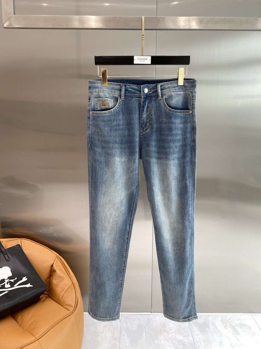 NO:953137,'Bajia' 2026 latest jeans, best-selling counters, shared taste and value, very comfortable to wear, low-key yet luxurious, very classy to wear, and the trousers style and cut are needless to say. The upper body is exquisite and vivid. Really first-class and top-quality materials. Really top-level casual pants, using Turkish cotton. The most famous denim fabric is produced with outstanding quality. After heavy washing, the pants are very soft. The straight-leg version is not picky. The upper body is absolutely stylish.  Extremely luxurious!  Size 29-36 next day,,burberry,jeans,19860909《巴家》 2026最新品牛仔裤 专柜热销款 品味与价值共享 身穿着非常舒适 低调不失奢华 穿出去非常有档次,裤型款式和裁剪亦无需多言 上身精致跃然.真正一等一顶级质料 真正殿堂级的休闲裤,选用土耳其的棉花 生产出最有名的单宁布品质卓然 经过重水洗使得裤子很柔软 直脚的版型 不挑人 上身绝对的有型 极度奢华！码数29-36隔天,,burberry,jeans,,Men's clothing