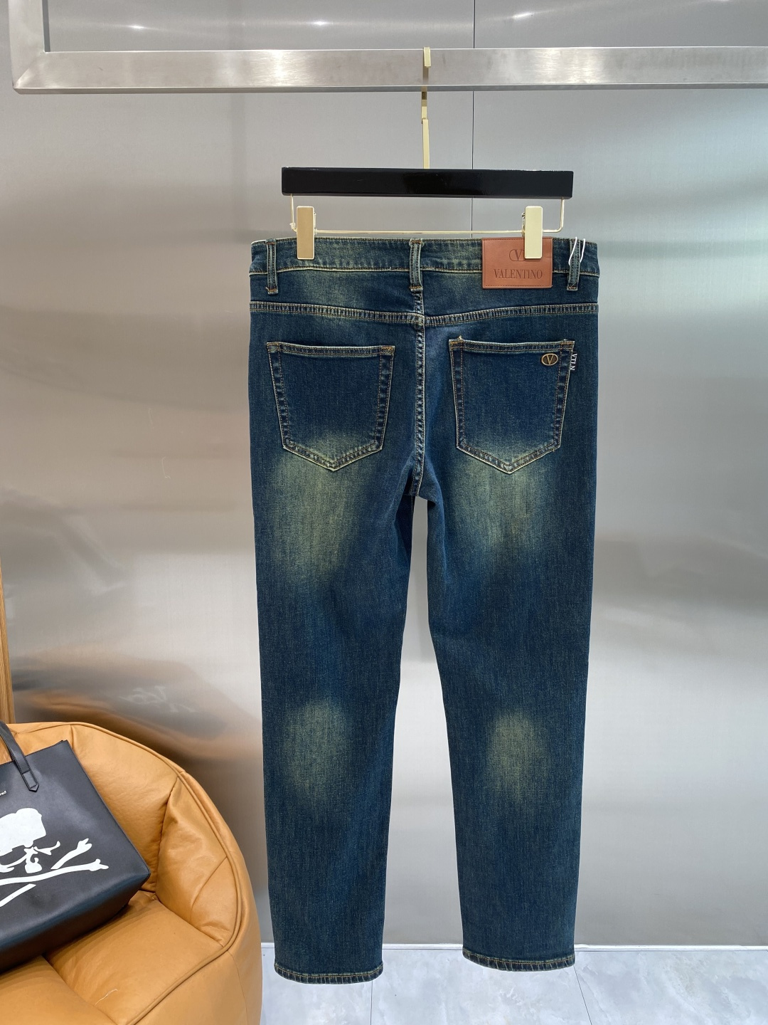 NO:955412,'Warren Family' 26SS new high-end version of denim!  Custom-made fabrics at the counter are highly breathable and comfortable, with impeccable details and brand element design concepts, reflecting high quality. It feels delicate and soft!  Presenting casual tailoring, the upper body shape is great. Size 29-36, next day, valentino,19860909《华伦家》 26SS新款 牛仔高端版本！专柜定制面料 透气舒适度高,细节无可挑剔,品牌元素设计理念,体现高品质.手感细腻柔软！呈现休闲裁剪,上身版型超赞.码数29-36隔天,,valentino,,Men's clothing