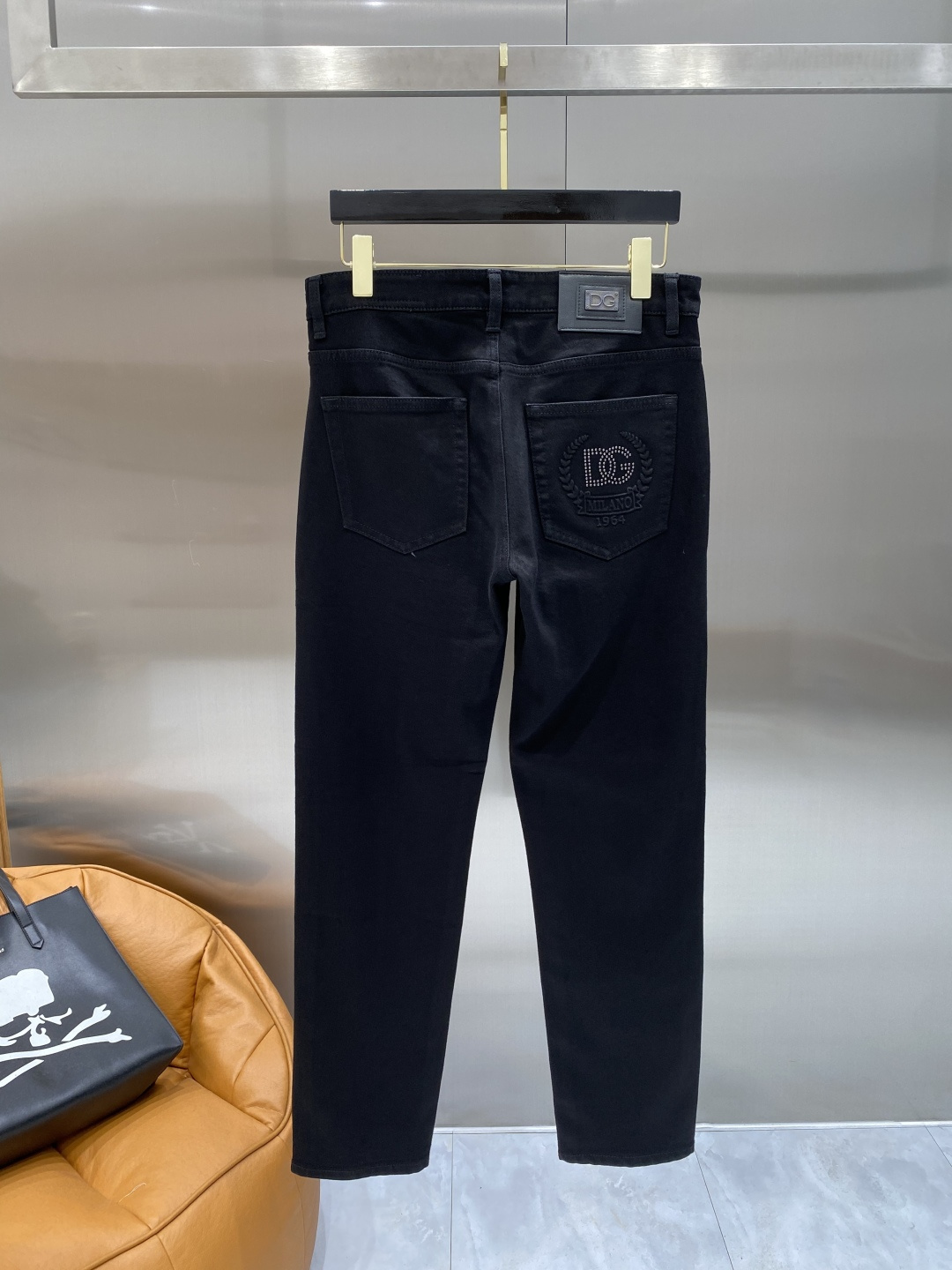NO:955448,'DG Home' 26SS new high-end version of denim!  Custom-made fabrics at the counter are highly breathable and comfortable, with impeccable details and brand element design concepts, reflecting high quality. It feels delicate and soft!  Presenting casual tailoring, the upper body shape is awesome. Size 29-36, next day, gucci,19860909《DG家》 26SS新款 牛仔高端版本！专柜定制面料 透气舒适度高,细节无可挑剔,品牌元素设计理念,体现高品质.手感细腻柔软！呈现休闲裁剪,上身版型超赞.码数29-36隔天,,gucci,,Men's clothing