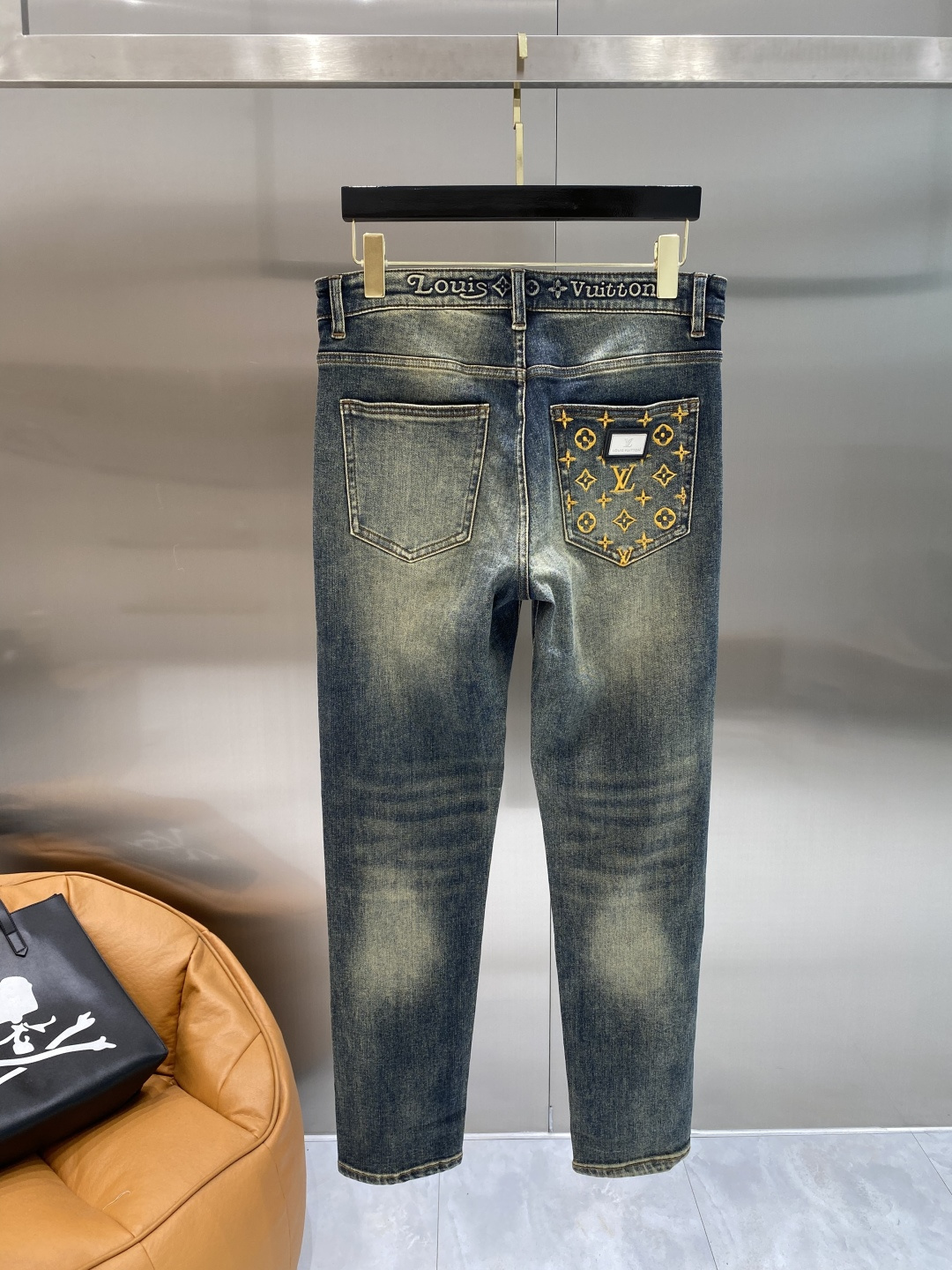 NO:955398,'Donkey Family' 26SS new high-end version of denim!  Custom-made fabrics at the counter are highly breathable and comfortable, with impeccable details and brand element design concepts, reflecting high quality. It feels delicate and soft!  Presenting casual tailoring, the upper body shape is awesome. Size 29-36 next day,, louis vuitton, louis vuitton,19860909《驴家》 26SS新款 牛仔高端版本！专柜定制面料 透气舒适度高,细节无可挑剔,品牌元素设计理念,体现高品质.手感细腻柔软！呈现休闲裁剪,上身版型超赞.码数29-36隔天,,louis vuitton,louis vuitton,,Men's clothing