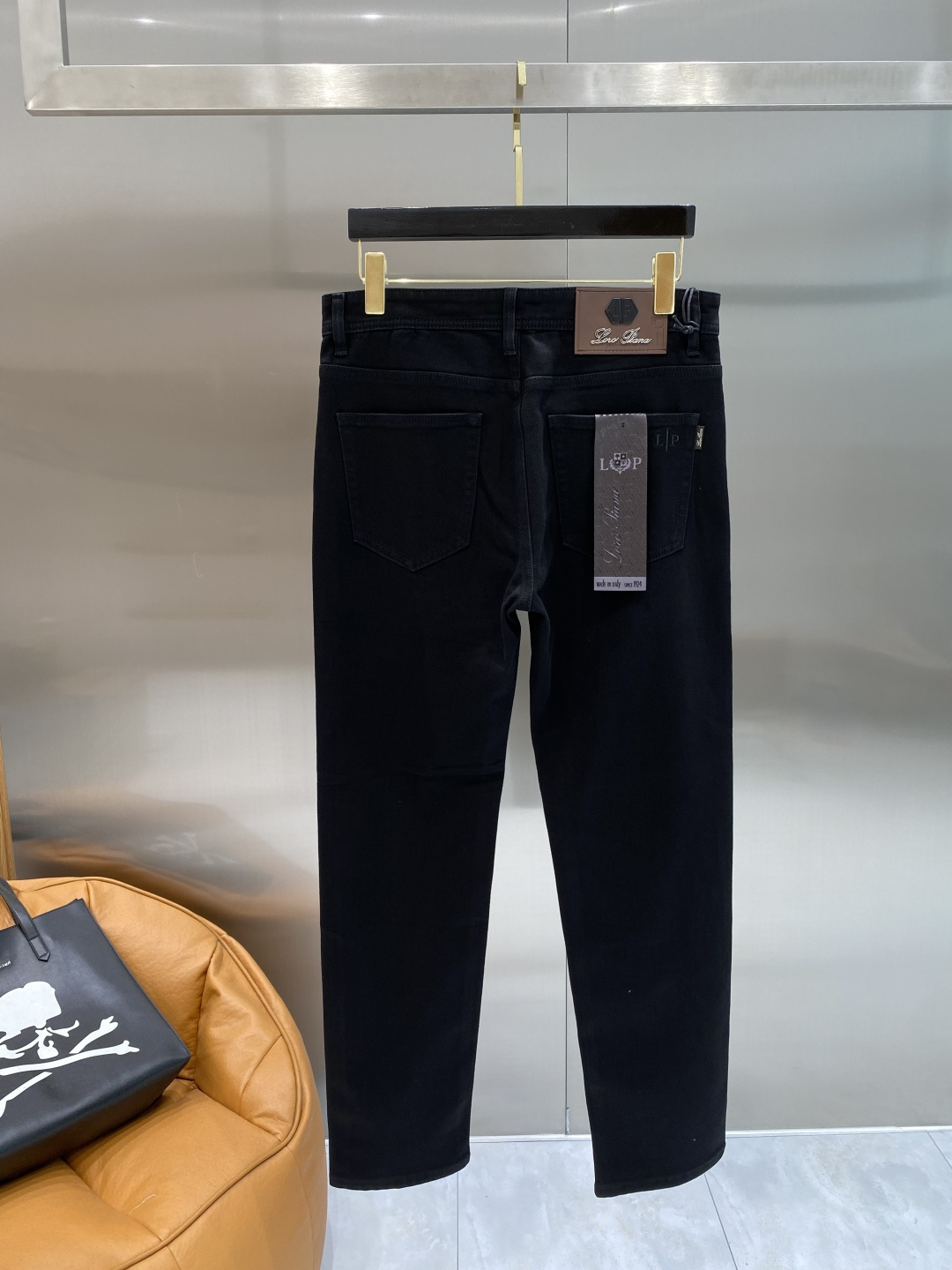 NO:955405,'LP Home' 26SS new high-end version of denim!  Custom-made fabrics at the counter are highly breathable and comfortable, with impeccable details and brand element design concepts, reflecting high quality. It feels delicate and soft!  It presents a casual cut, and the upper body shape is great. Size 29-36, loro piana,19860909《LP家》 26SS新款 牛仔高端版本！专柜定制面料 透气舒适度高,细节无可挑剔,品牌元素设计理念,体现高品质.手感细腻柔软！呈现休闲裁剪,上身版型超赞.码数29-36隔天,,loro piana,,Men's clothing