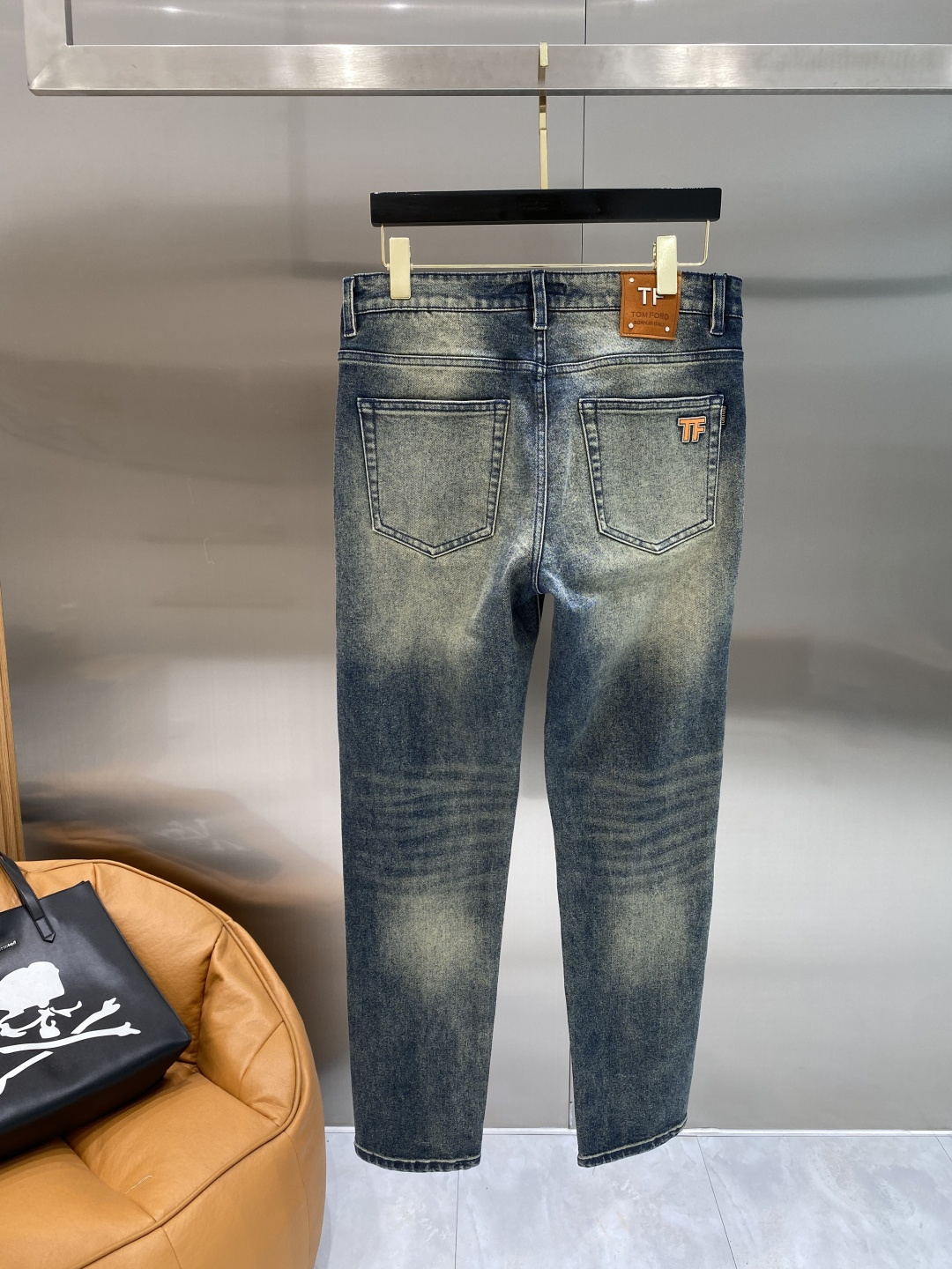 NO:955419,'TF Family' 26SS new high-end version of denim!  Custom-made fabrics at the counter are highly breathable and comfortable, with impeccable details and brand element design concepts, reflecting high quality. It feels delicate and soft!  Presenting casual tailoring, the upper body shape is awesome. Size 29-36, Tom Ford, Fendi,19860909《TF家》 26SS新款 牛仔高端版本！专柜定制面料 透气舒适度高,细节无可挑剔,品牌元素设计理念,体现高品质.手感细腻柔软！呈现休闲裁剪,上身版型超赞.码数29-36隔天,,tom ford,fendi,,Men's clothing