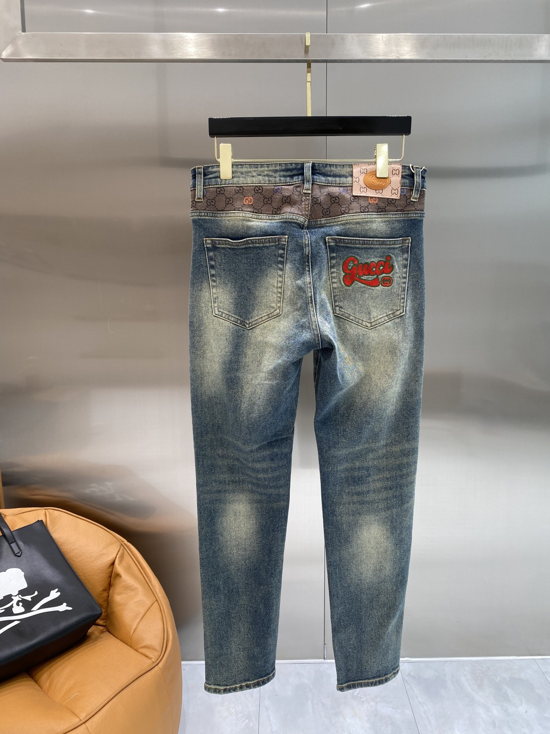 NO:955442,'Gujia' 26SS new high-end version of denim!  Custom-made fabrics at the counter are highly breathable and comfortable, with impeccable details and brand element design concepts, reflecting high quality. It feels delicate and soft!  Presenting casual tailoring, the upper body shape is awesome. Size 29-36, next day, gucci,19860909《古家》 26SS新款 牛仔高端版本！专柜定制面料 透气舒适度高,细节无可挑剔,品牌元素设计理念,体现高品质.手感细腻柔软！呈现休闲裁剪,上身版型超赞.码数29-36隔天,,gucci,,Men's clothing