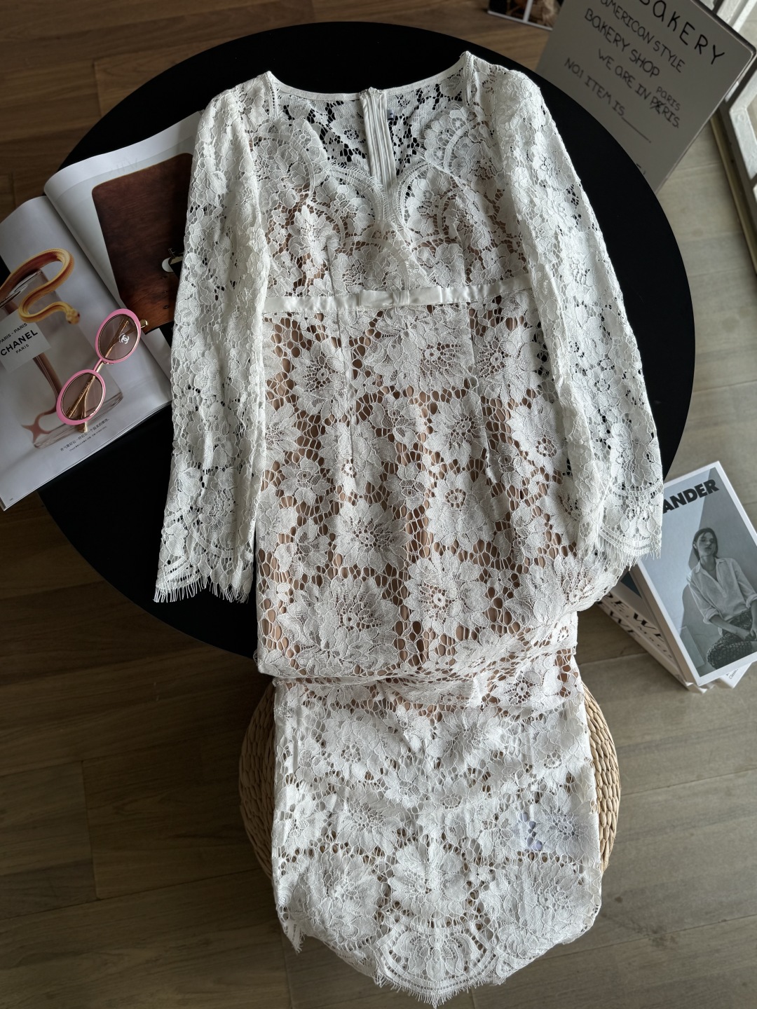Elegante witte kanten jurk met V-hals en bloemmotief