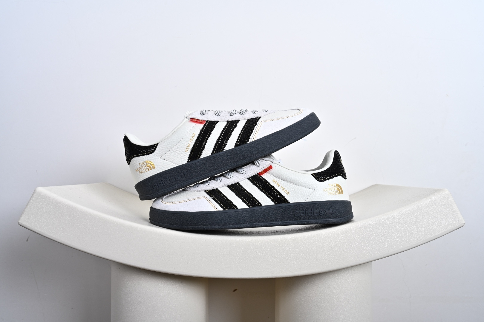 adidas Originals Gazelle INdoor 新年 发财 三叶草休闲防滑耐磨低帮板鞋 CH6336-719-莆田鞋,莆田鞋货源,高仿鞋,高仿鞋货源,安福档口,莆田高仿鞋,莆田鞋批发,高仿鞋批发,莆田高仿运动鞋,高仿运动鞋,莆田运动鞋 adidas Originals Gazelle INdoor 新年 发财 三叶草休闲防滑耐磨低帮板鞋 CH6336-719