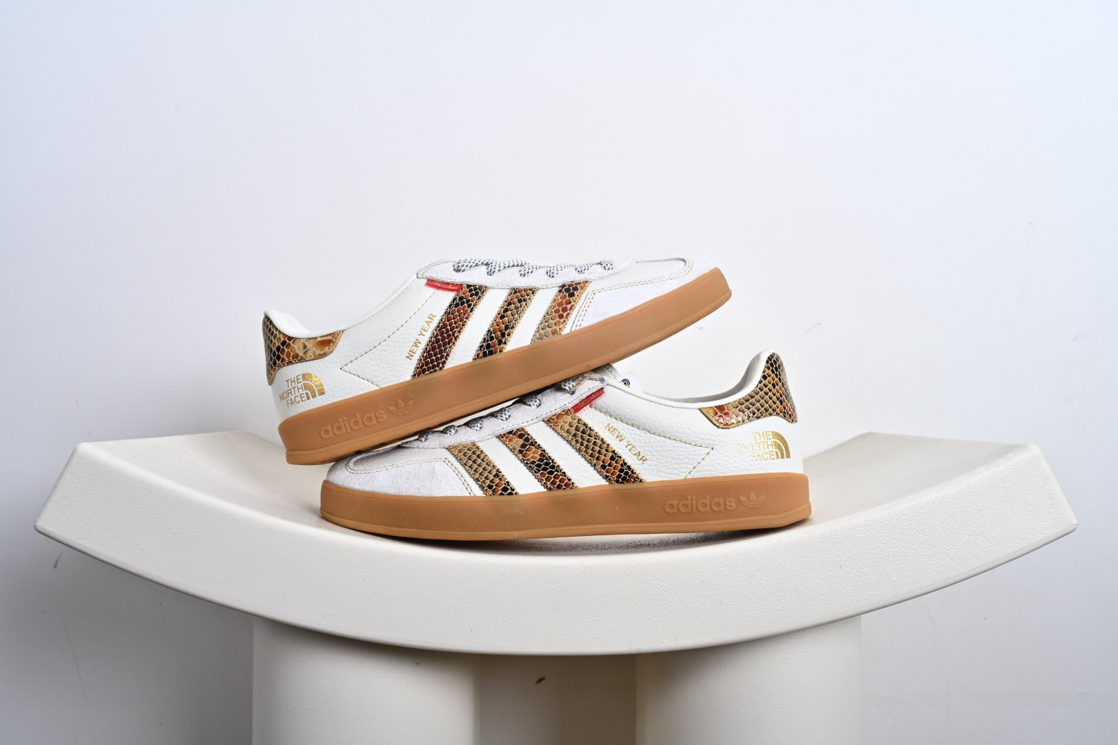 adidas Originals Gazelle INdoor 新年 发财 三叶草休闲防滑耐磨低帮板鞋 CH6336-719-莆田鞋,莆田鞋货源,高仿鞋,高仿鞋货源,安福档口,莆田高仿鞋,莆田鞋批发,高仿鞋批发,莆田高仿运动鞋,高仿运动鞋,莆田运动鞋 adidas Originals Gazelle INdoor 新年 发财 三叶草休闲防滑耐磨低帮板鞋 CH6336-719