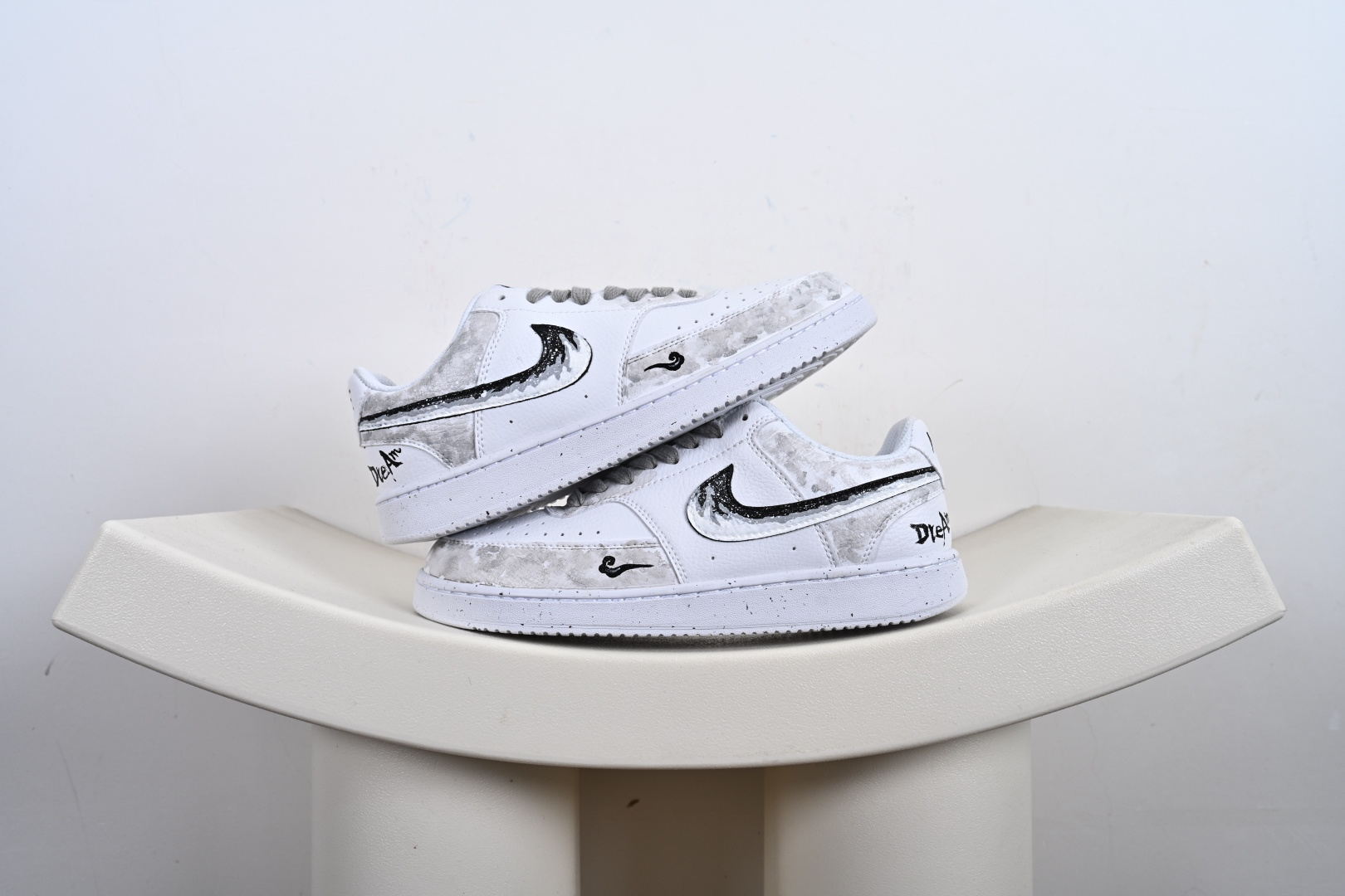 240 Nike Court Vision Low 手绘涂鸦休闲运动板鞋 纯原版本低帮百搭透气休闲运动板鞋 DH2987-101-Chinese UA Cheap High Quatity Brand Clothes Bags handbags Sneakers wholesale wholesaler seller from China Factory suppliers Fashion Clothing Shoes best Quality Beautiful Price 240 Nike Court Vision Low 手绘涂鸦休闲运动板鞋 纯原版本低帮百搭透气休闲运动板鞋 DH2987-101