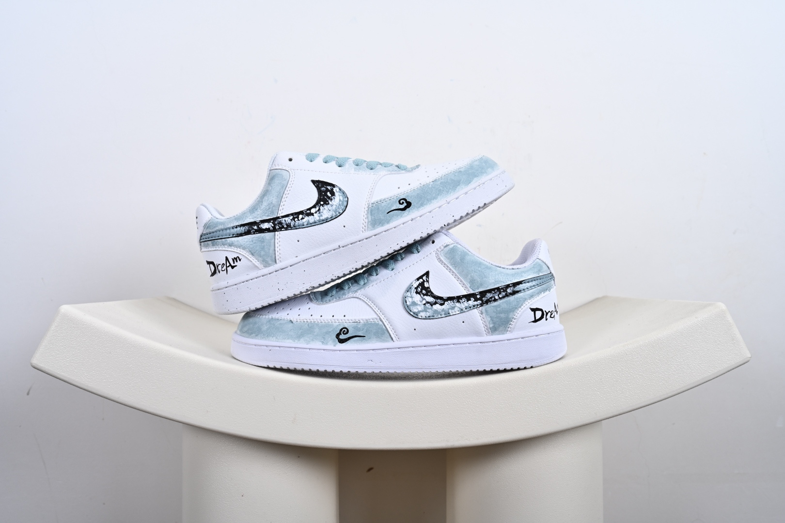 240 Nike Court Vision Low 手绘涂鸦休闲运动板鞋 纯原版本低帮百搭透气休闲运动板鞋 DH2987-101-Chinese UA Cheap High Quatity Brand Clothes Bags handbags Sneakers wholesale wholesaler seller from China Factory suppliers Fashion Clothing Shoes best Quality Beautiful Price 240 Nike Court Vision Low 手绘涂鸦休闲运动板鞋 纯原版本低帮百搭透气休闲运动板鞋 DH2987-101