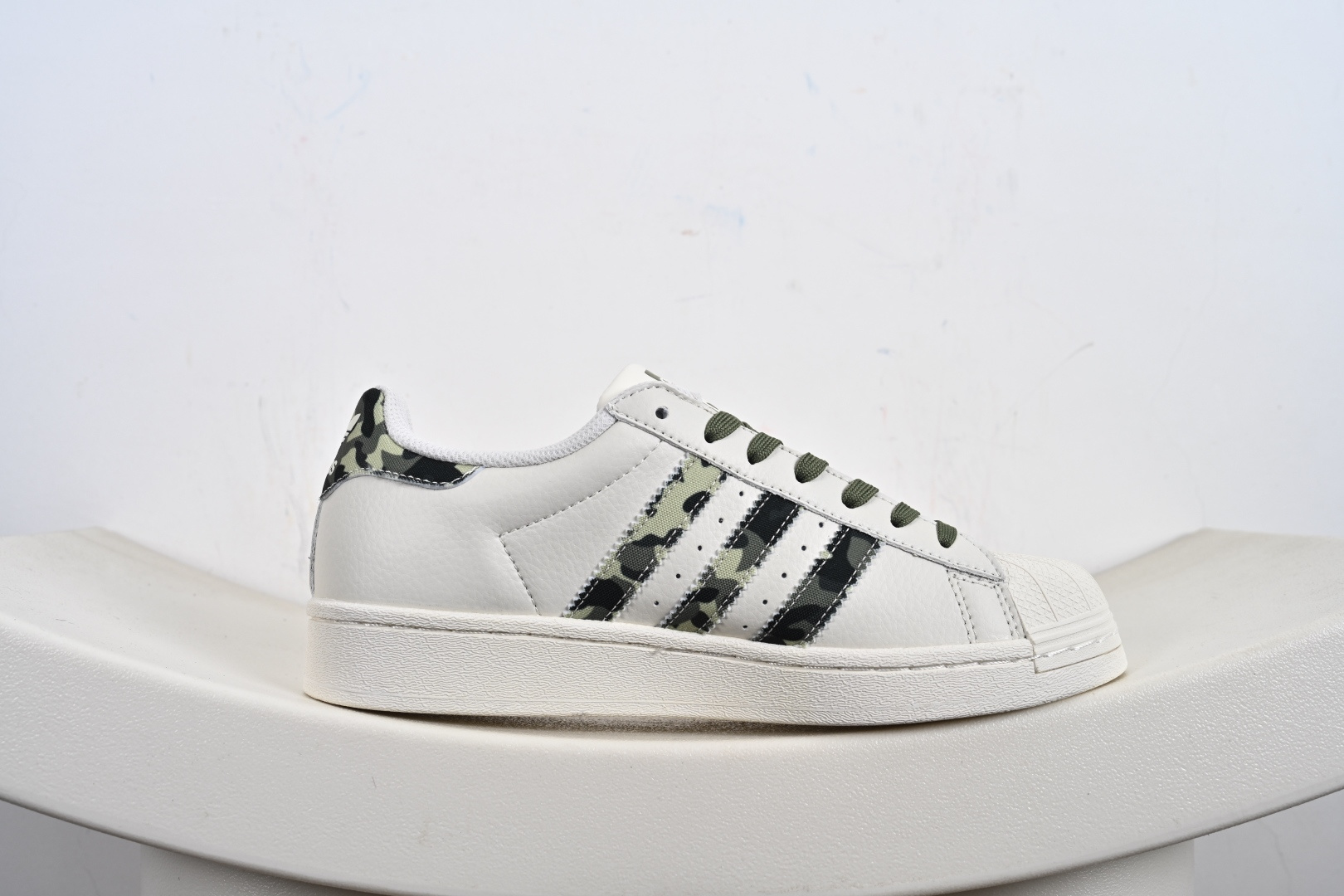 220 AD Originals Superstar x Louis Vuitton SD6802