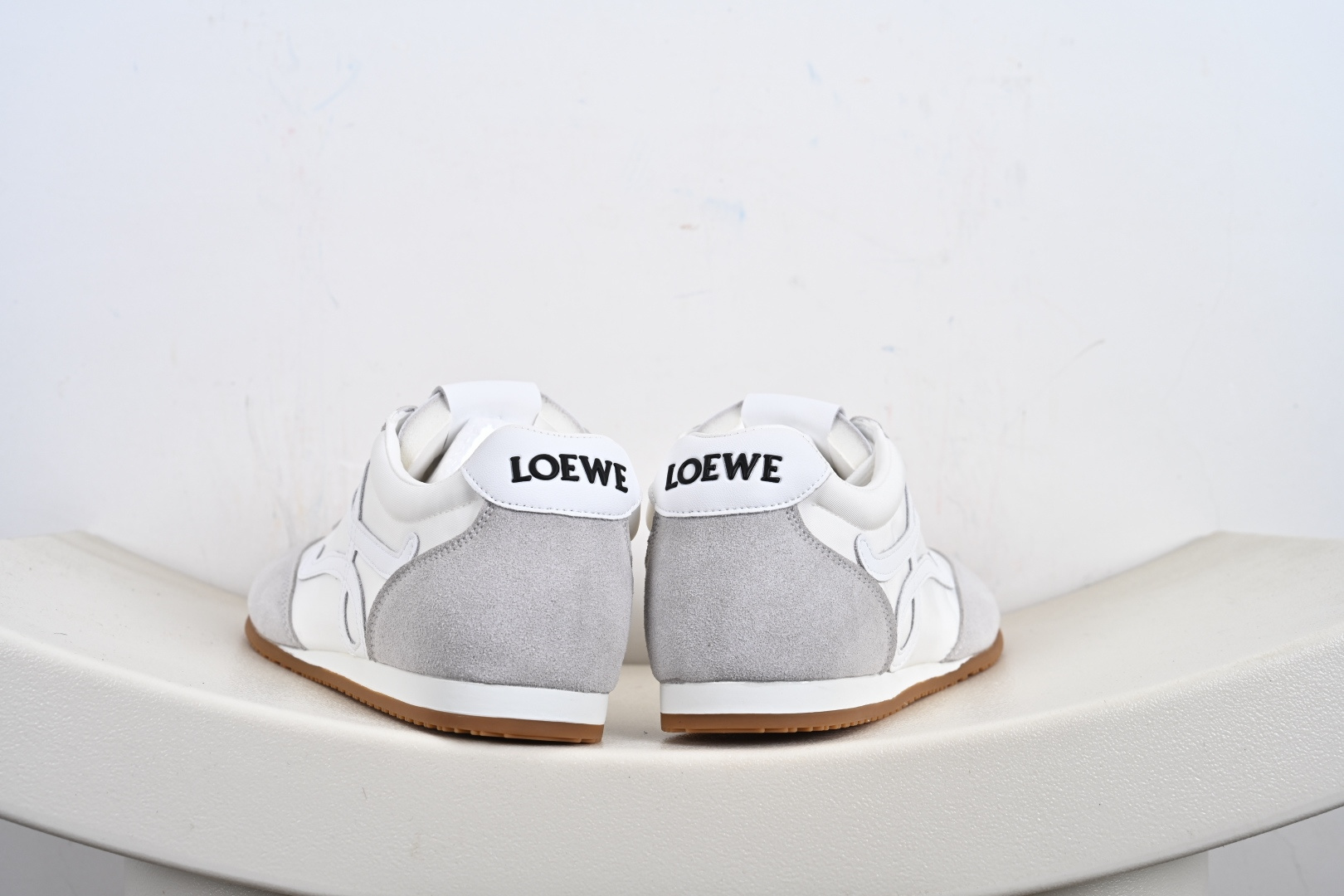 200 LOEWE罗意威 Ballet Runner 2.0小牛皮 圆头系带 低帮 生活休闲鞋 罗意威全新版大头运动鞋 L8R2282X14