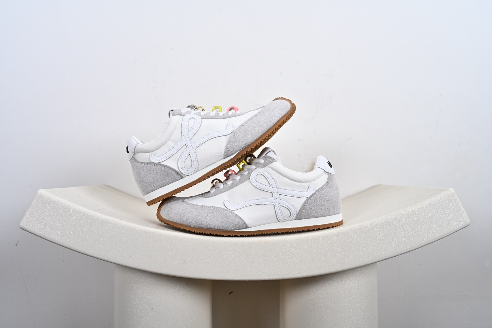 200 LOEWE罗意威 Ballet Runner 2.0小牛皮 圆头系带 低帮 生活休闲鞋 罗意威全新版大头运动鞋 L8R2282X14