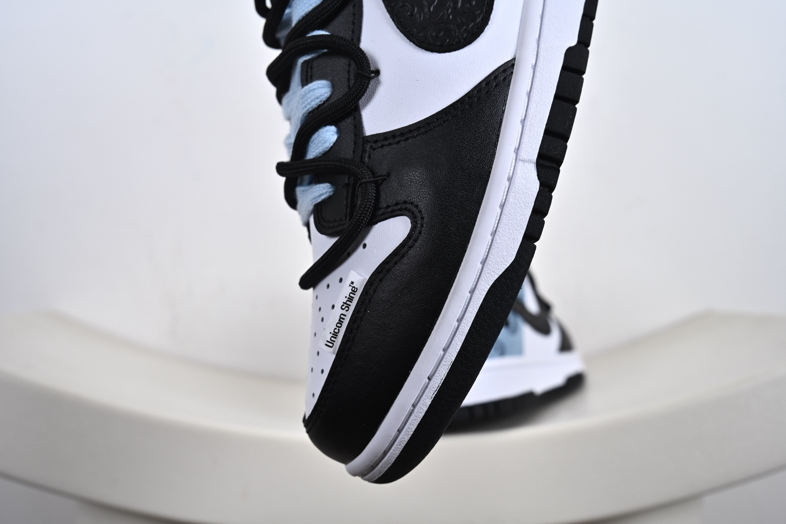 260 Nike Dunk Low 山海经 赢鱼 黑白蓝 此款以鞋面化身山海画卷，大面积白色如汹涌浪花，流动的淡蓝水纹暗涌于黑白皮革之上，清晰的波浪纹理浮雕其上，如赢鱼破渊而出时荡开的洪荒涟漪。纯白中底托起墨黑鞋身，黑白为界，水纹如鳞，步步生澜。应用强烈的撞色对比，宣告永恒街头基因。 DD1503-101 Size: 40 40.5 41 42 42.5 43 44 44.5 45 46-F6-F3