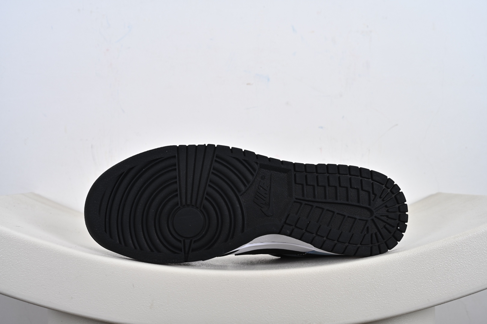 260 Nike Dunk Low 山海经 赢鱼 黑白蓝 此款以鞋面化身山海画卷，大面积白色如汹涌浪花，流动的淡蓝水纹暗涌于黑白皮革之上，清晰的波浪纹理浮雕其上，如赢鱼破渊而出时荡开的洪荒涟漪。纯白中底托起墨黑鞋身，黑白为界，水纹如鳞，步步生澜。应用强烈的撞色对比，宣告永恒街头基因。 DD1503-101 Size: 40 40.5 41 42 42.5 43 44 44.5 45 46-F6-F3