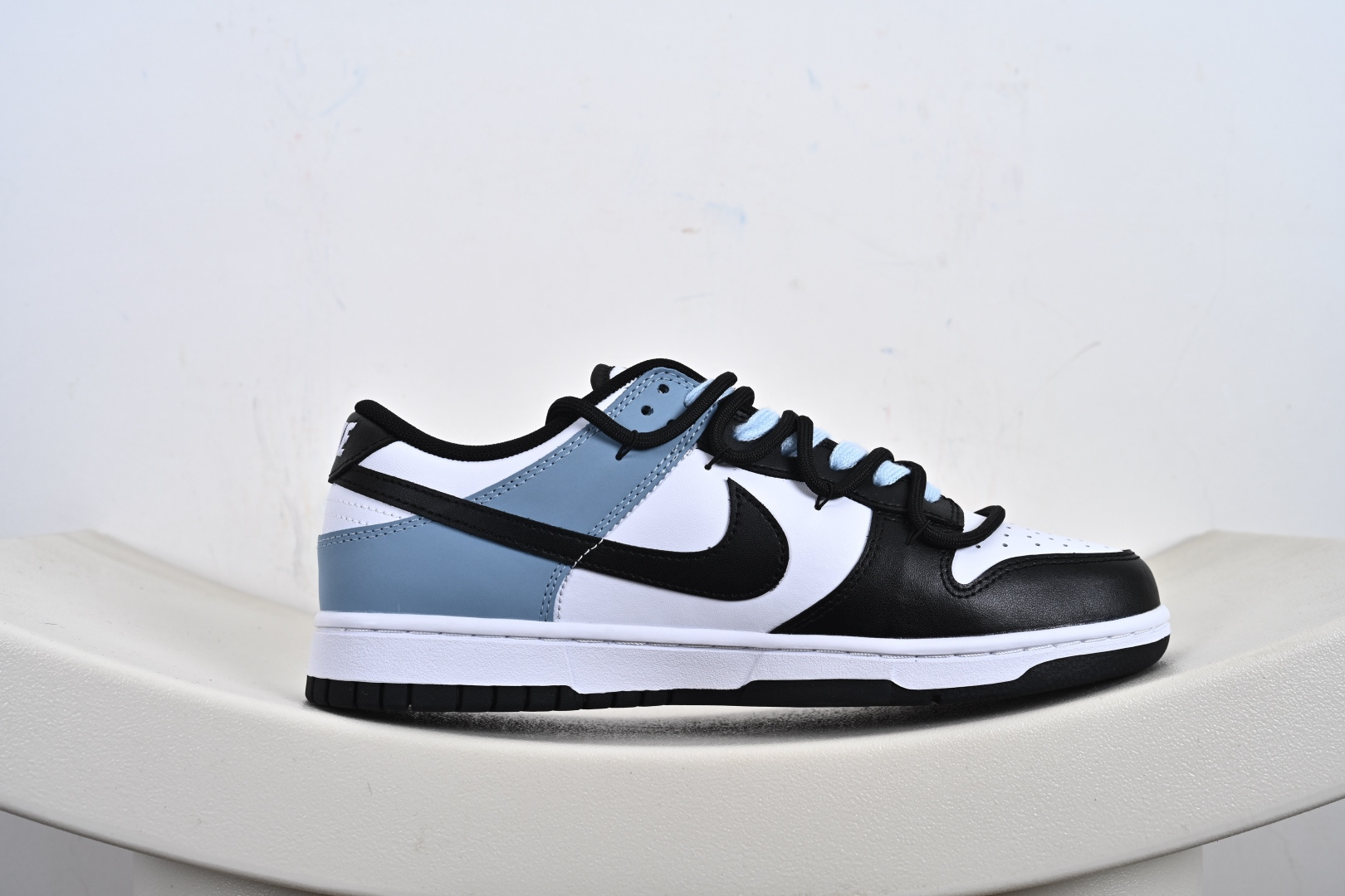 260 Nike Dunk Low 山海经 赢鱼 黑白蓝 此款以鞋面化身山海画卷，大面积白色如汹涌浪花，流动的淡蓝水纹暗涌于黑白皮革之上，清晰的波浪纹理浮雕其上，如赢鱼破渊而出时荡开的洪荒涟漪。纯白中底托起墨黑鞋身，黑白为界，水纹如鳞，步步生澜。应用强烈的撞色对比，宣告永恒街头基因。 DD1503-101 Size: 40 40.5 41 42 42.5 43 44 44.5 45 46-F6-F3