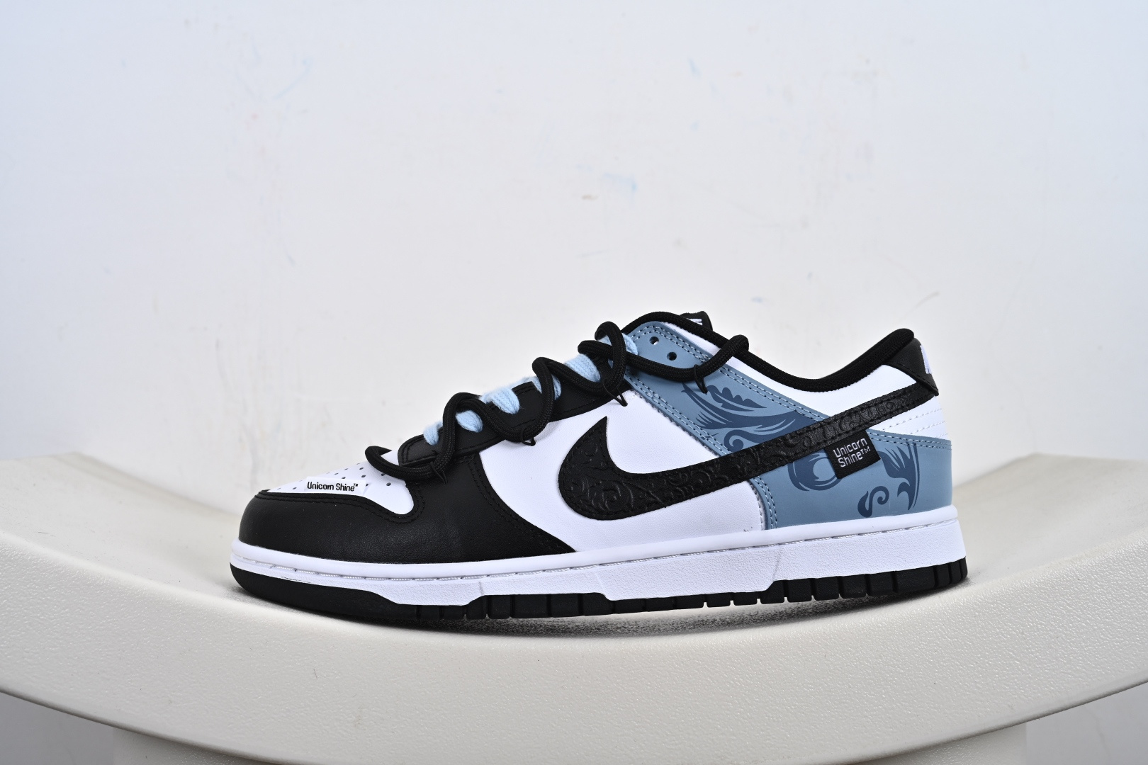 260 Nike Dunk Low 山海经 赢鱼 黑白蓝 此款以鞋面化身山海画卷，大面积白色如汹涌浪花，流动的淡蓝水纹暗涌于黑白皮革之上，清晰的波浪纹理浮雕其上，如赢鱼破渊而出时荡开的洪荒涟漪。纯白中底托起墨黑鞋身，黑白为界，水纹如鳞，步步生澜。应用强烈的撞色对比，宣告永恒街头基因。 DD1503-101 Size: 40 40.5 41 42 42.5 43 44 44.5 45 46-F6-F3