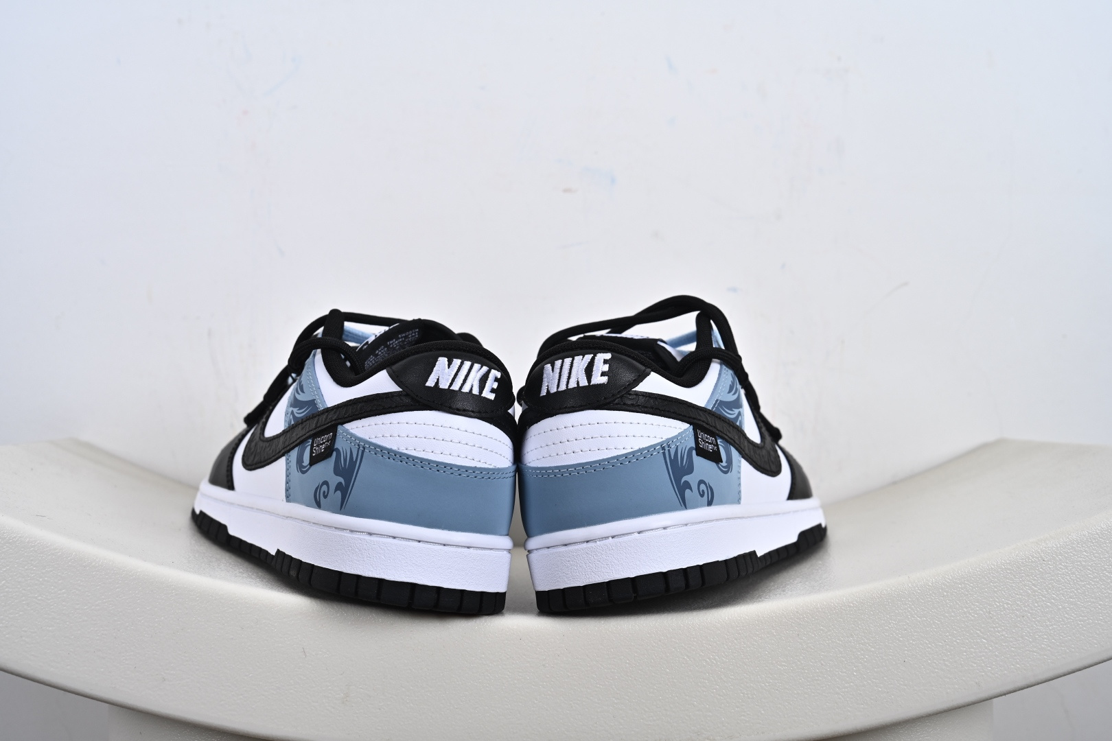 260 Nike Dunk Low 山海经 赢鱼 黑白蓝 此款以鞋面化身山海画卷，大面积白色如汹涌浪花，流动的淡蓝水纹暗涌于黑白皮革之上，清晰的波浪纹理浮雕其上，如赢鱼破渊而出时荡开的洪荒涟漪。纯白中底托起墨黑鞋身，黑白为界，水纹如鳞，步步生澜。应用强烈的撞色对比，宣告永恒街头基因。 DD1503-101 Size: 40 40.5 41 42 42.5 43 44 44.5 45 46-F6-F3