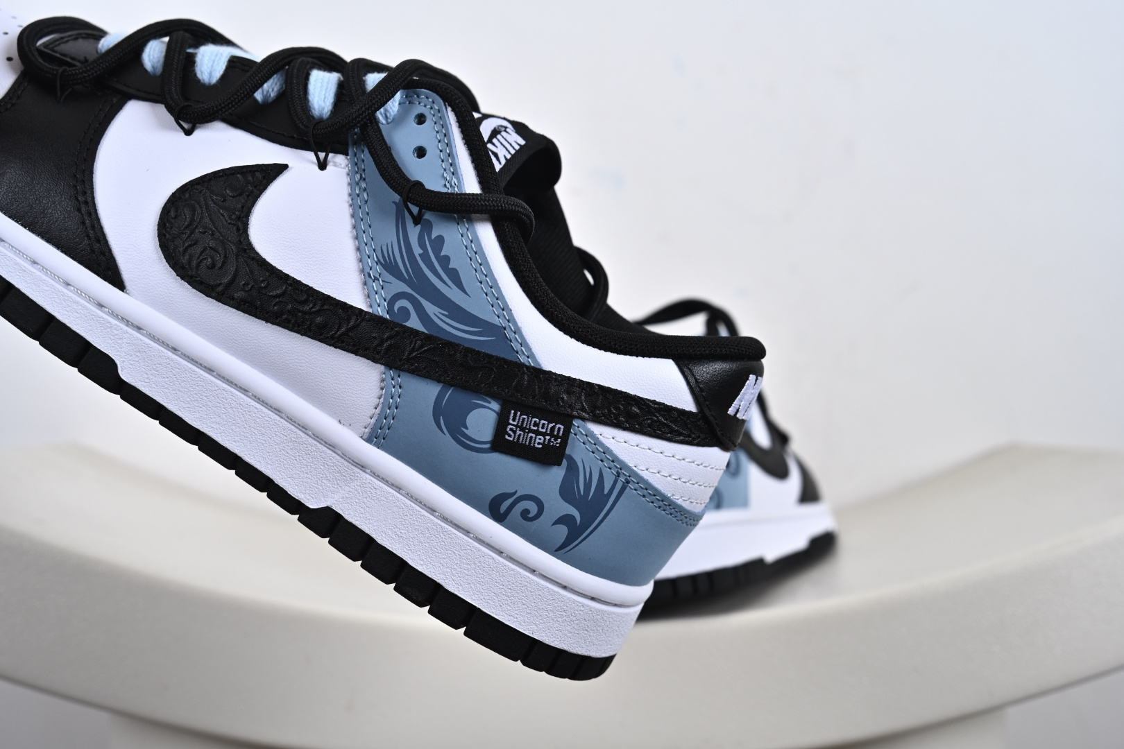 260 Nike Dunk Low 山海经 赢鱼 黑白蓝 此款以鞋面化身山海画卷，大面积白色如汹涌浪花，流动的淡蓝水纹暗涌于黑白皮革之上，清晰的波浪纹理浮雕其上，如赢鱼破渊而出时荡开的洪荒涟漪。纯白中底托起墨黑鞋身，黑白为界，水纹如鳞，步步生澜。应用强烈的撞色对比，宣告永恒街头基因。 DD1503-101 Size: 40 40.5 41 42 42.5 43 44 44.5 45 46-F6-F3
