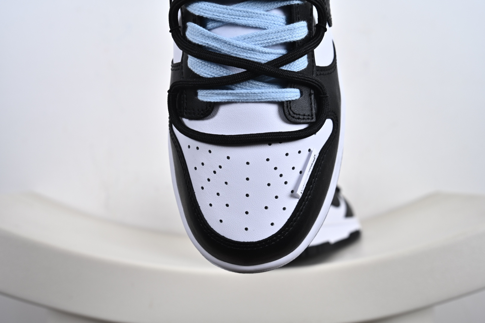 260 Nike Dunk Low 山海经 赢鱼 黑白蓝 此款以鞋面化身山海画卷，大面积白色如汹涌浪花，流动的淡蓝水纹暗涌于黑白皮革之上，清晰的波浪纹理浮雕其上，如赢鱼破渊而出时荡开的洪荒涟漪。纯白中底托起墨黑鞋身，黑白为界，水纹如鳞，步步生澜。应用强烈的撞色对比，宣告永恒街头基因。 DD1503-101 Size: 40 40.5 41 42 42.5 43 44 44.5 45 46-F6-F3