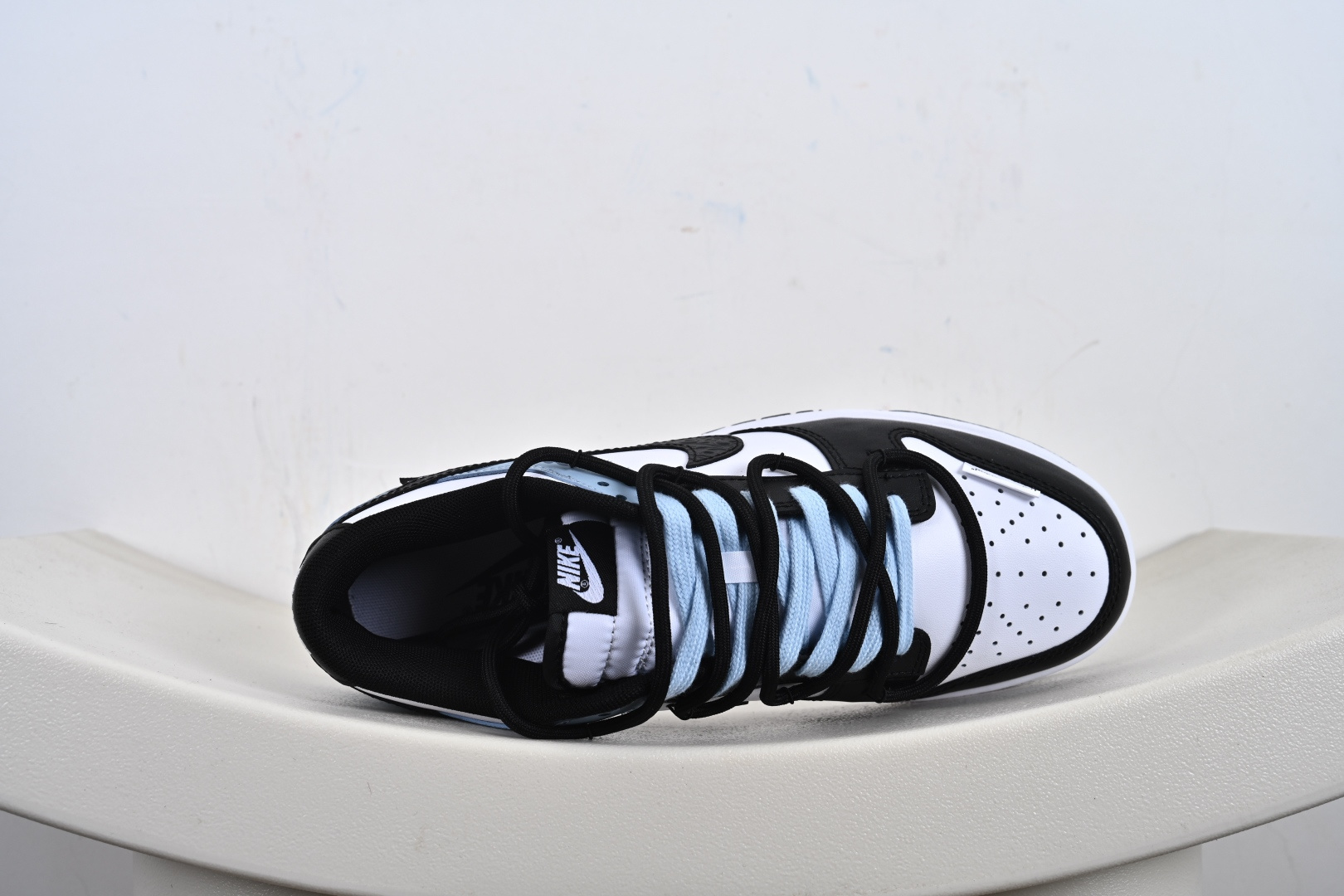 260 Nike Dunk Low 山海经 赢鱼 黑白蓝 此款以鞋面化身山海画卷，大面积白色如汹涌浪花，流动的淡蓝水纹暗涌于黑白皮革之上，清晰的波浪纹理浮雕其上，如赢鱼破渊而出时荡开的洪荒涟漪。纯白中底托起墨黑鞋身，黑白为界，水纹如鳞，步步生澜。应用强烈的撞色对比，宣告永恒街头基因。 DD1503-101 Size: 40 40.5 41 42 42.5 43 44 44.5 45 46-F6-F3