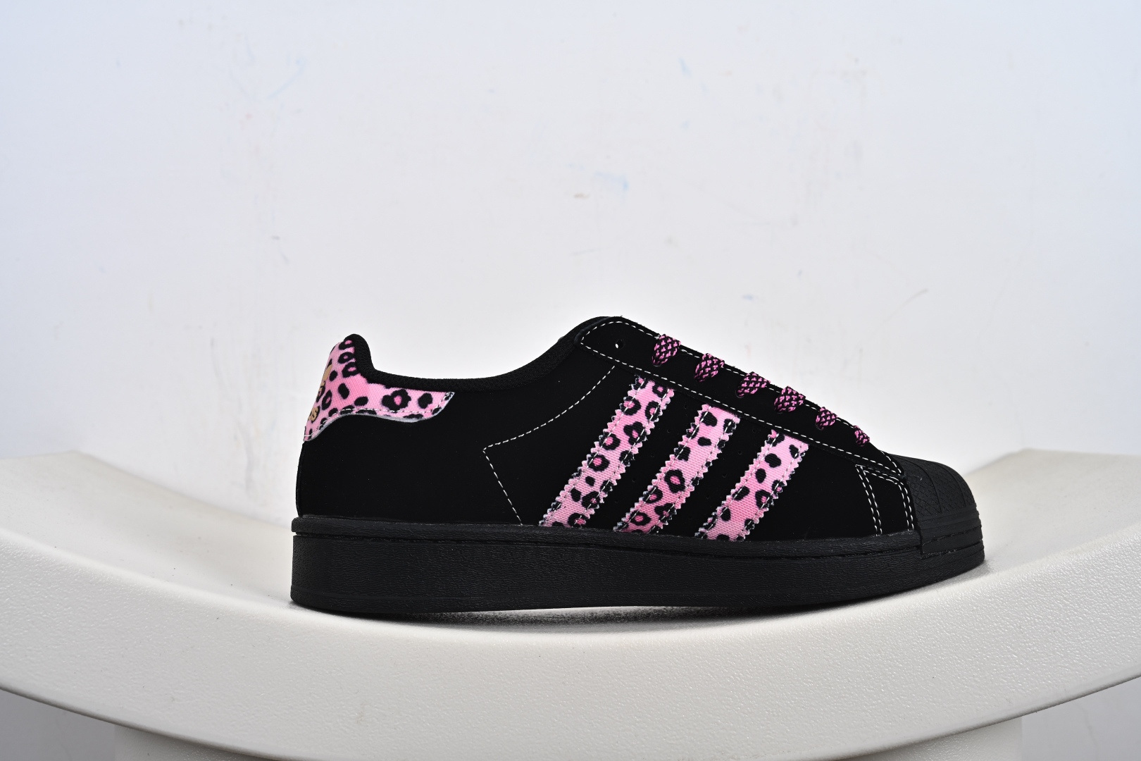 220 AD Originals Superstar x Louis Vuitton SD6802