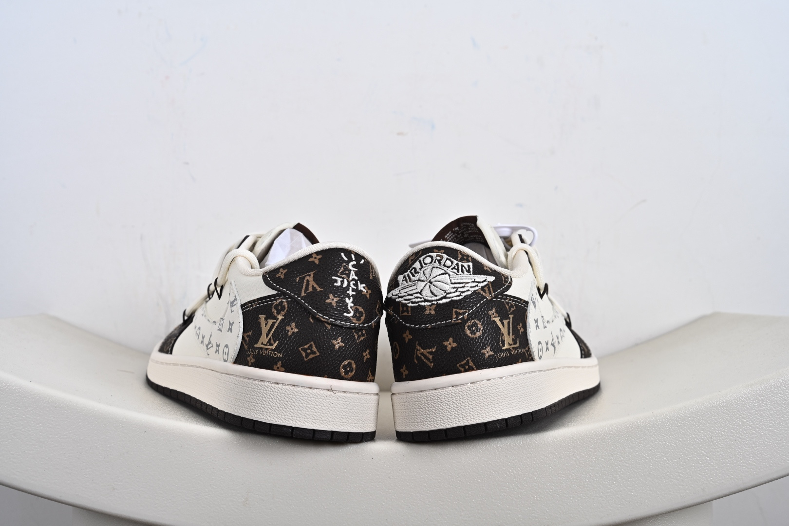 280 Travi Scott x Fragment Design x Air Jordan 1 Low OG SP AJ1 低帮文化休闲板鞋 DM7866-078-Chinese UA Cheap High Quatity Brand Clothes Bags handbags Sneakers wholesale wholesaler seller from China Factory suppliers Fashion Clothing Shoes best Quality Beautiful Price 280 Travi Scott x Fragment Design x Air Jordan 1 Low OG SP AJ1 低帮文化休闲板鞋 DM7866-078