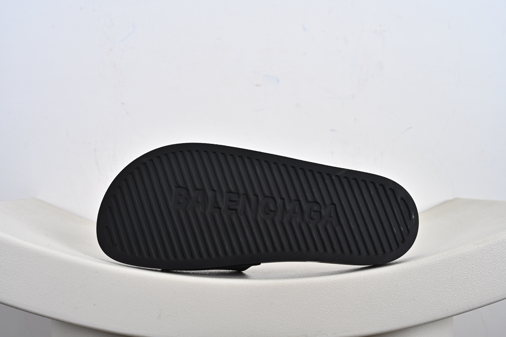 180 这双Balenciaga拖鞋