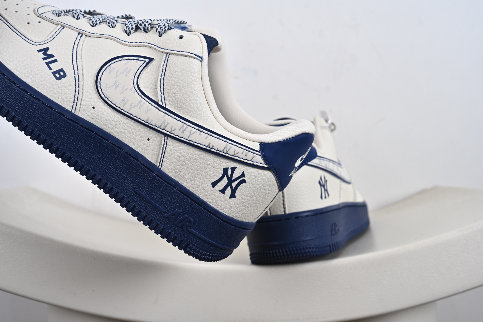 海外爆款限量发售！ Nike Air Force 1 '07 Low “MLB联名——米蓝线反光”空军一号 低帮 KJ1688-010
