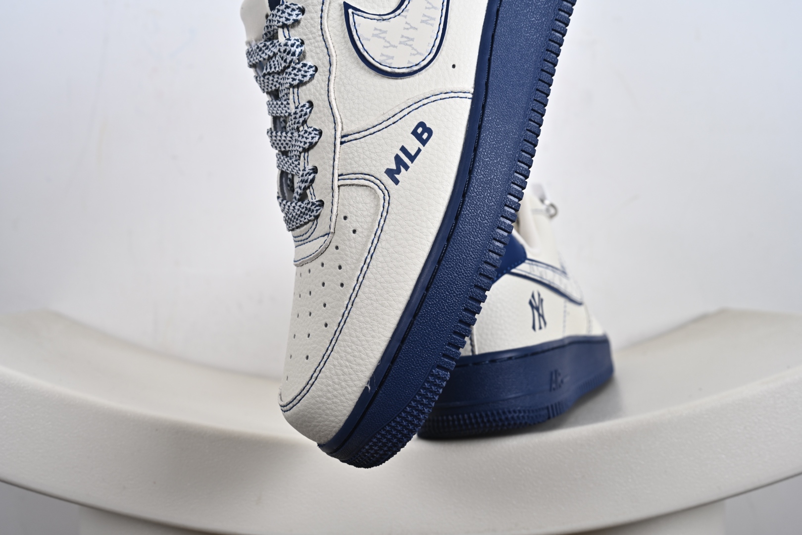 海外爆款限量发售！ Nike Air Force 1 '07 Low “MLB联名——米蓝线反光”空军一号 低帮 KJ1688-010
