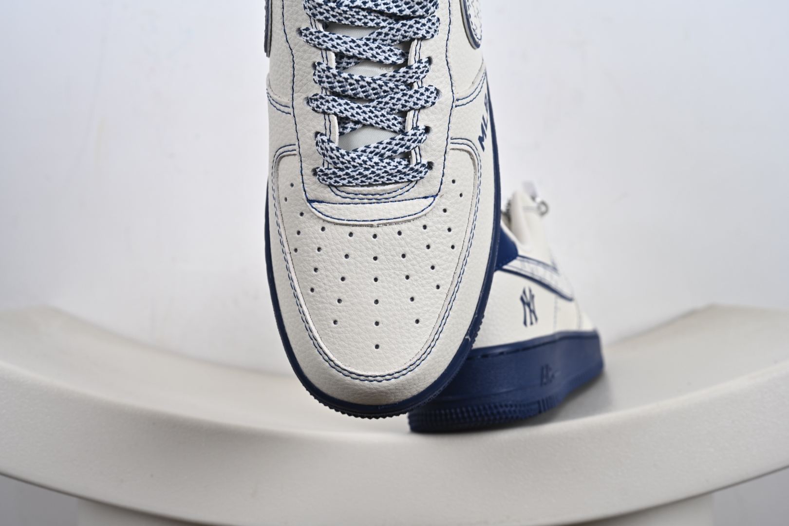 海外爆款限量发售！ Nike Air Force 1 '07 Low “MLB联名——米蓝线反光”空军一号 低帮 KJ1688-010