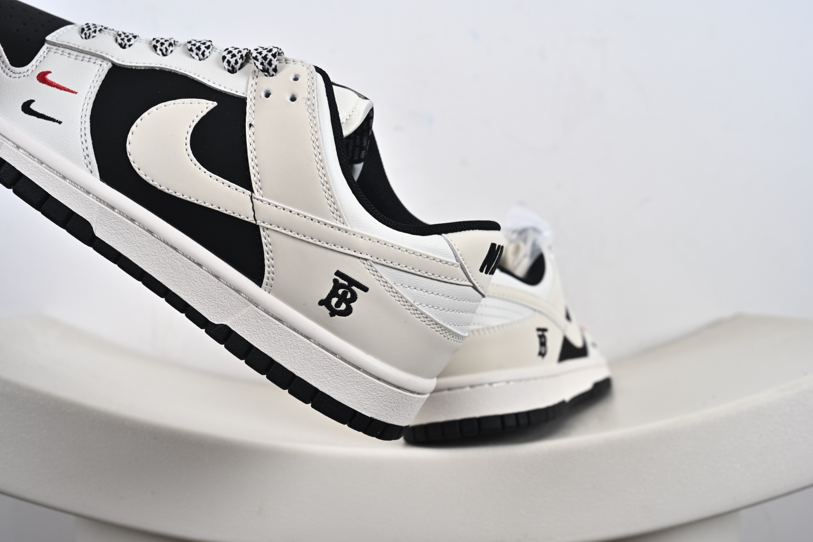 定制版 Burberry x Nike Dunk SB Low 巴宝莉 x 耐克 SB 低帮 联名米白黑 CS1688-117