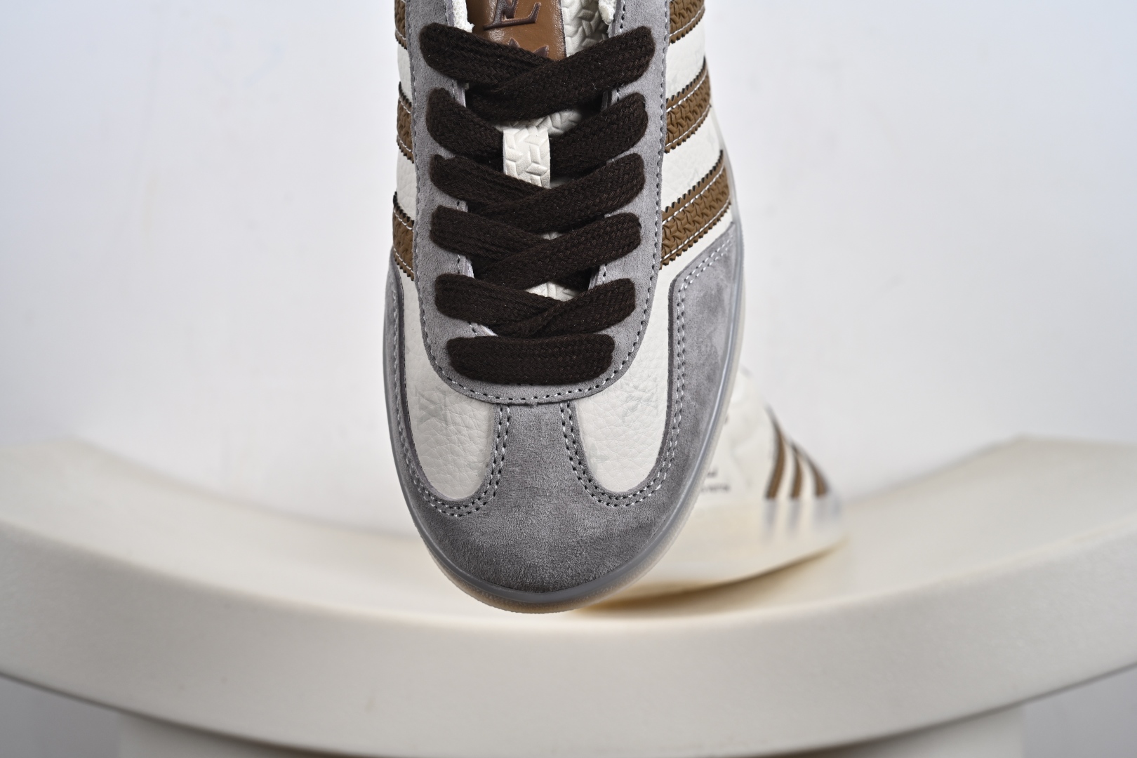 定制版 Louis Vuitton x Adidas Original Gazelle Indoor 路易威登LV x 阿迪达斯 低帮 联名灰白黄 桑巴防滑耐磨轻便板鞋 DM1234-010