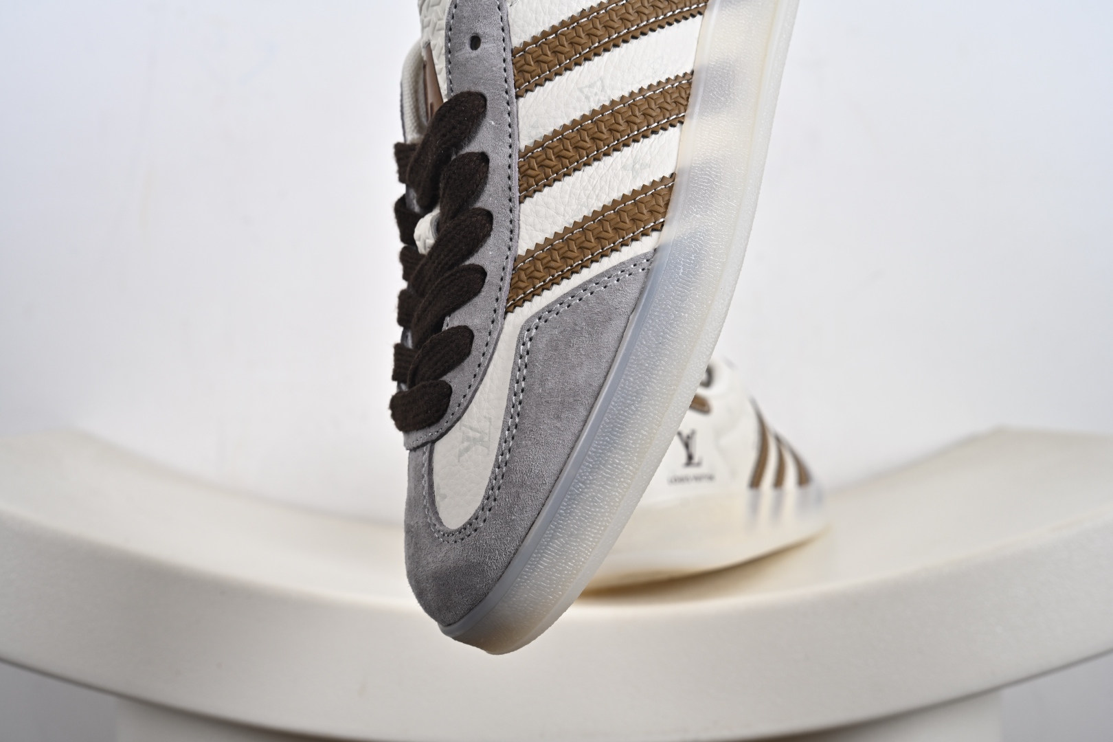 定制版 Louis Vuitton x Adidas Original Gazelle Indoor 路易威登LV x 阿迪达斯 低帮 联名灰白黄 桑巴防滑耐磨轻便板鞋 DM1234-010