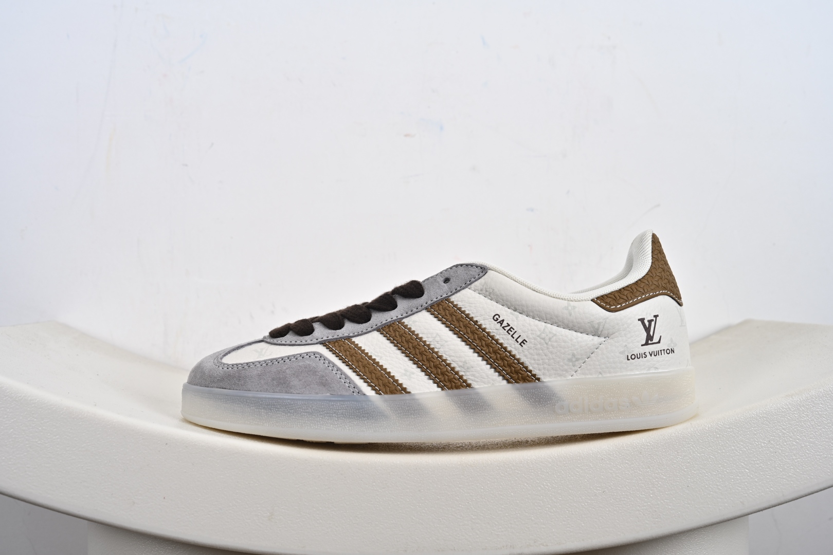 定制版 Louis Vuitton x Adidas Original Gazelle Indoor 路易威登LV x 阿迪达斯 低帮 联名灰白黄 桑巴防滑耐磨轻便板鞋 DM1234-010