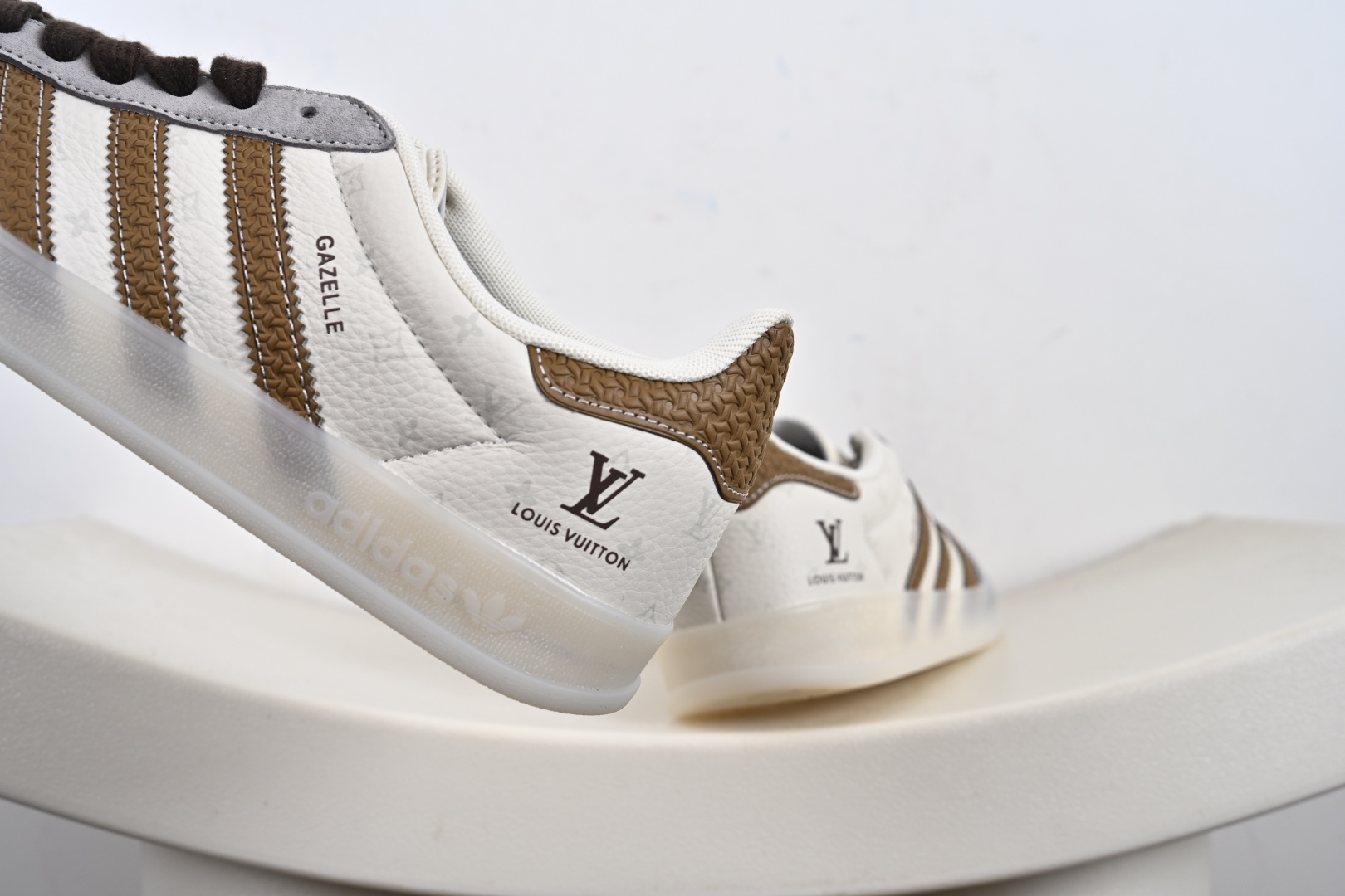定制版 Louis Vuitton x Adidas Original Gazelle Indoor 路易威登LV x 阿迪达斯 低帮 联名灰白黄 桑巴防滑耐磨轻便板鞋 DM1234-010