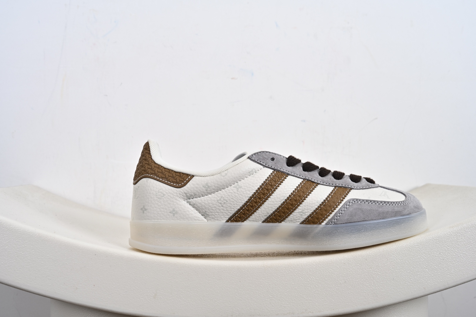 定制版 Louis Vuitton x Adidas Original Gazelle Indoor 路易威登LV x 阿迪达斯 低帮 联名灰白黄 桑巴防滑耐磨轻便板鞋 DM1234-010